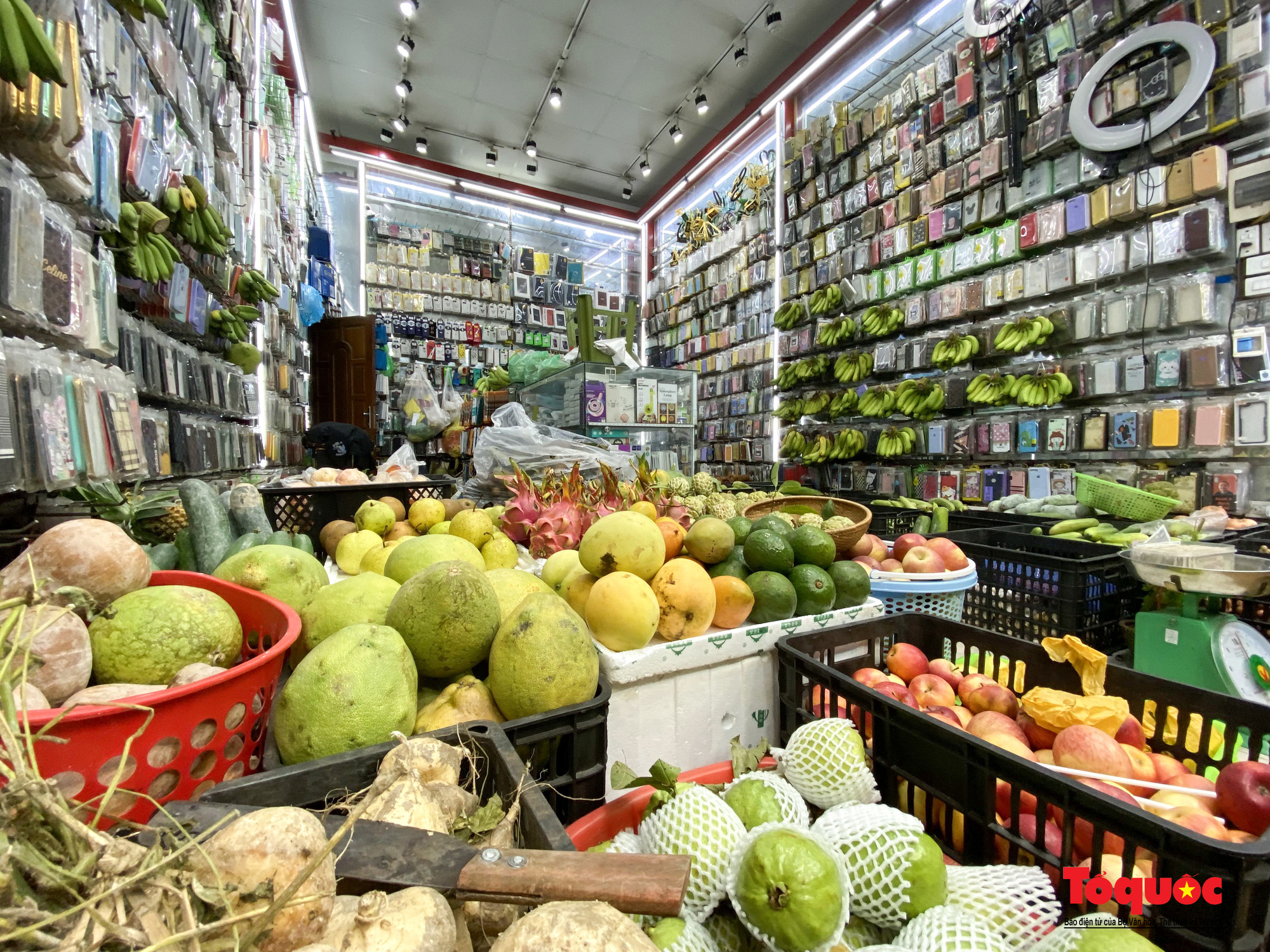 Biến cửa hàng phụ kiện điện thoại thành siêu thị rau mini  giữa phố Cổ - Ảnh 5.