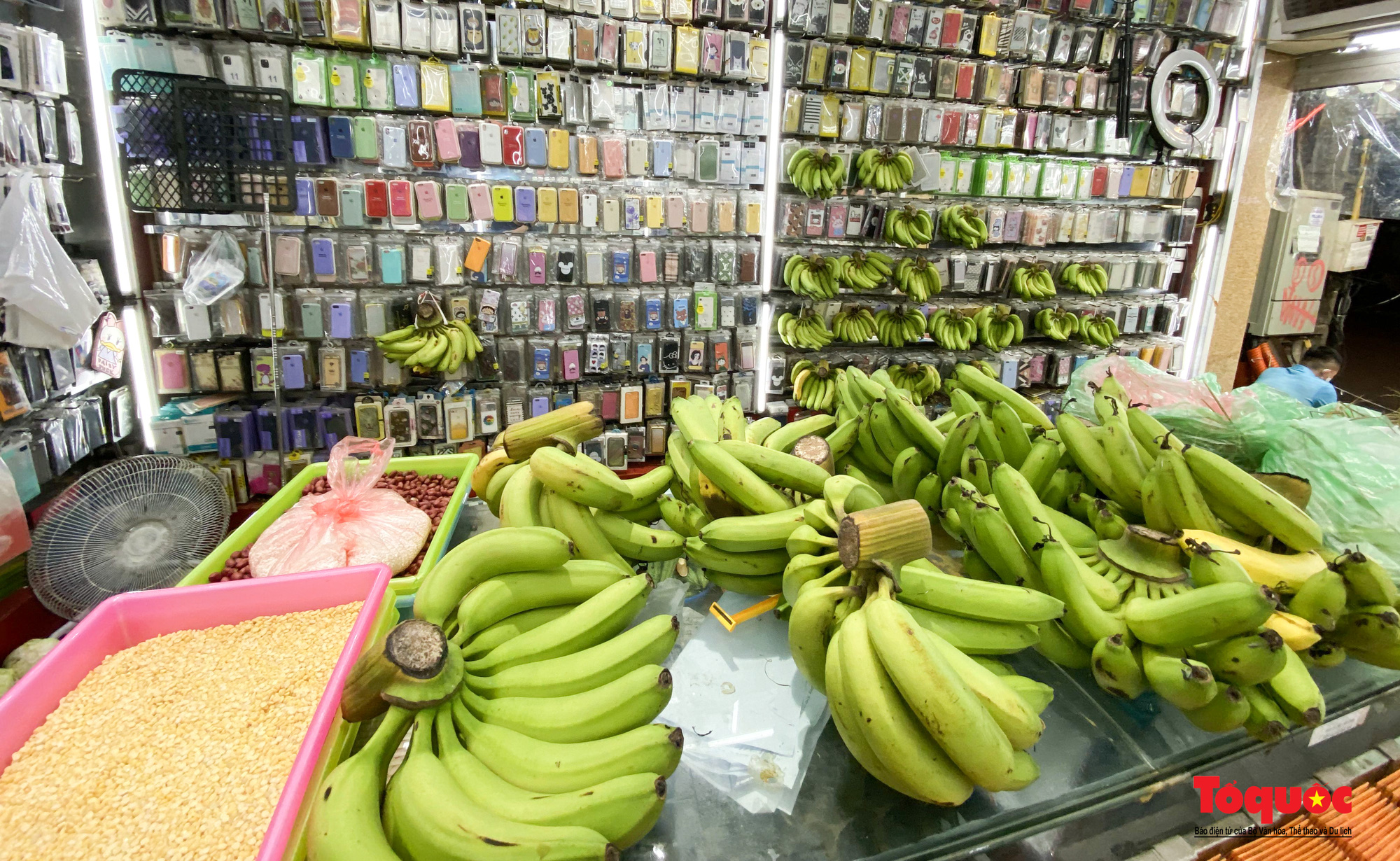 Biến cửa hàng phụ kiện điện thoại thành siêu thị rau mini  giữa phố Cổ - Ảnh 3.