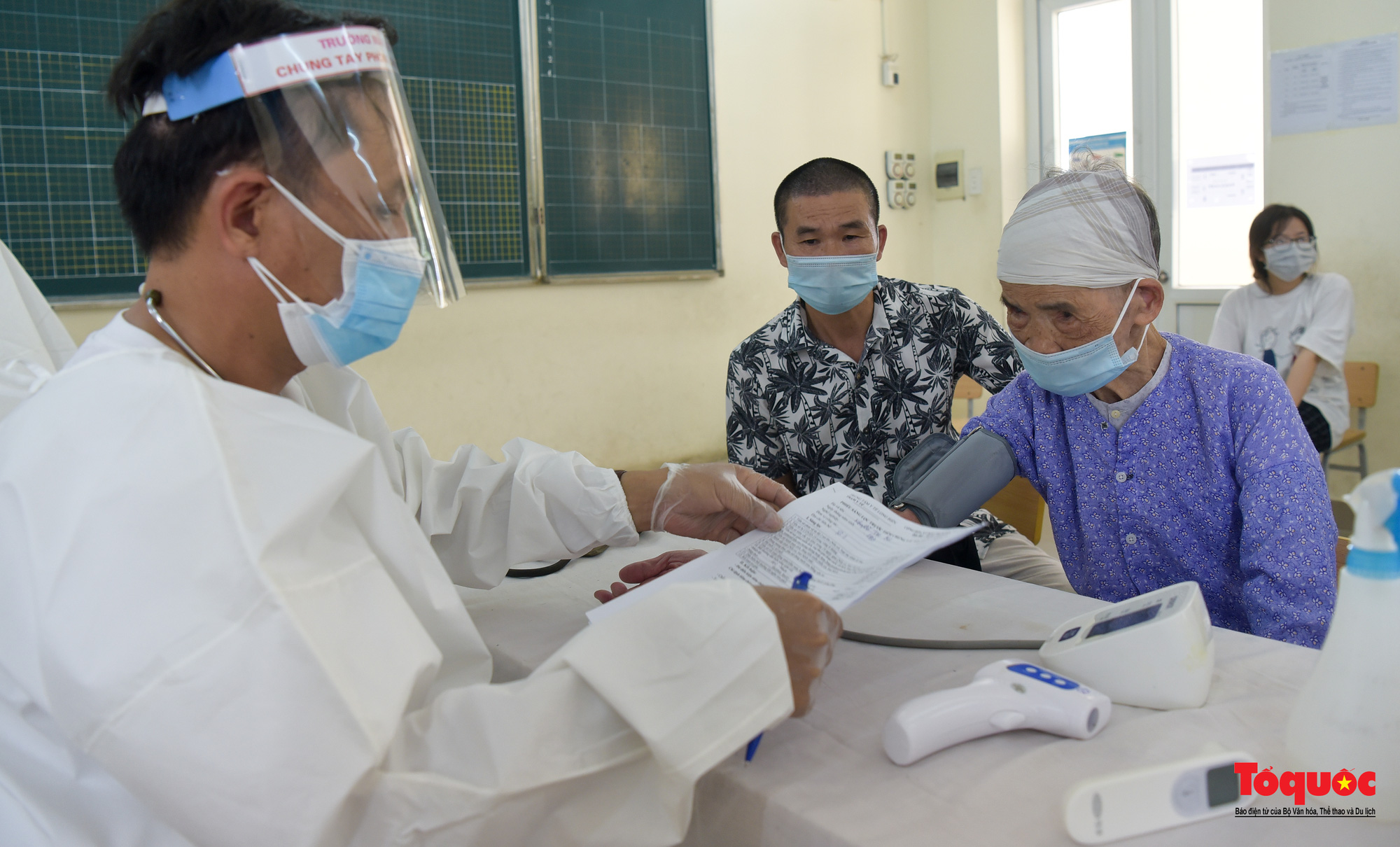 Đoàn y bác sĩ Bắc Giang hỗ trợ tiêm vaccine Vero Cell tại Hà Nội - Ảnh 12.