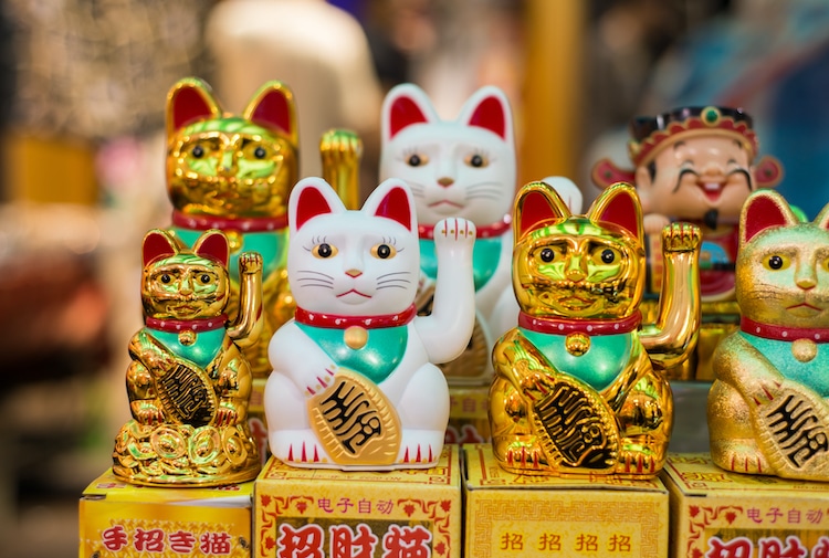 Maneki-Neko là gì? Hãy khám phá nguồn gốc hấp dẫn của chú mèo may mắn đến từ Nhật Bản - Ảnh 2.
