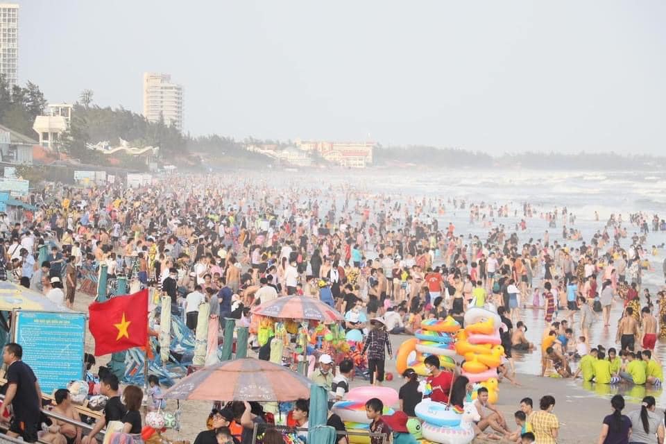 Không còn một góc trống để thư giãn, biển Vũng Tàu đông nghẹt người ngày đầu năm mới - Ảnh 1.
