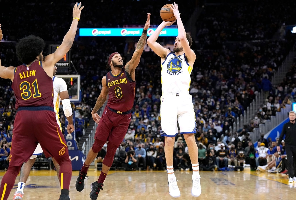 Klay Thompson úp rổ ngoạn mục ngày trở lại cùng Golden State Warriors - Ảnh 2.