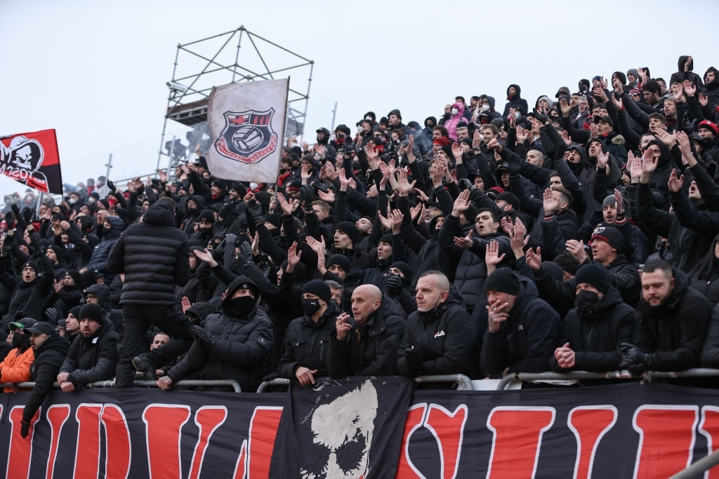 Chán đánh nhau trên bộ, fan đội bóng lừng danh Italy và ultras đối thủ &quot;thủy chiến&quot; trên biển Venice - Ảnh 7.