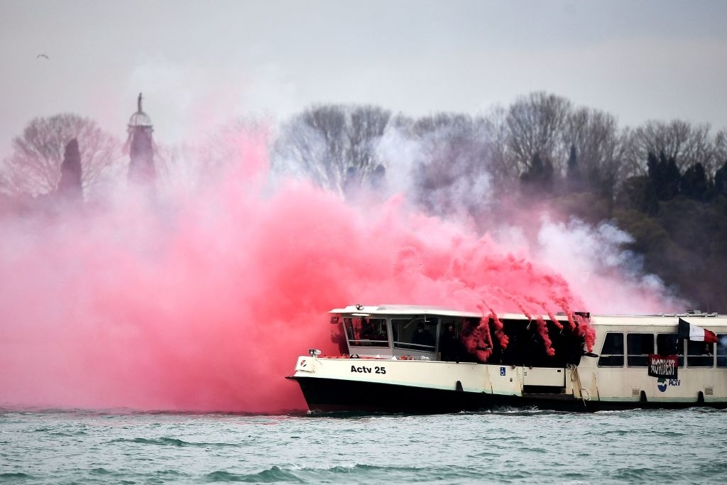 Chán đánh nhau trên bộ, fan đội bóng lừng danh Italy và ultras đối thủ &quot;thủy chiến&quot; trên biển Venice - Ảnh 4.