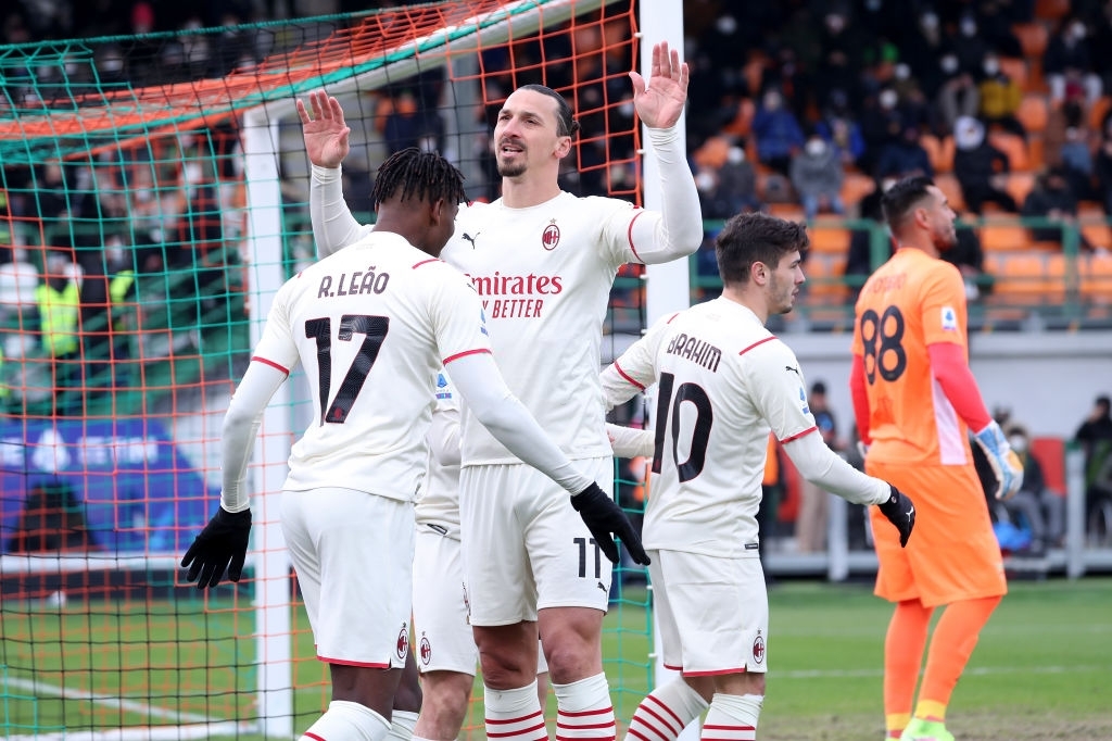 Chán đánh nhau trên bộ, fan đội bóng lừng danh Italy và ultras đối thủ &quot;thủy chiến&quot; trên biển Venice - Ảnh 8.