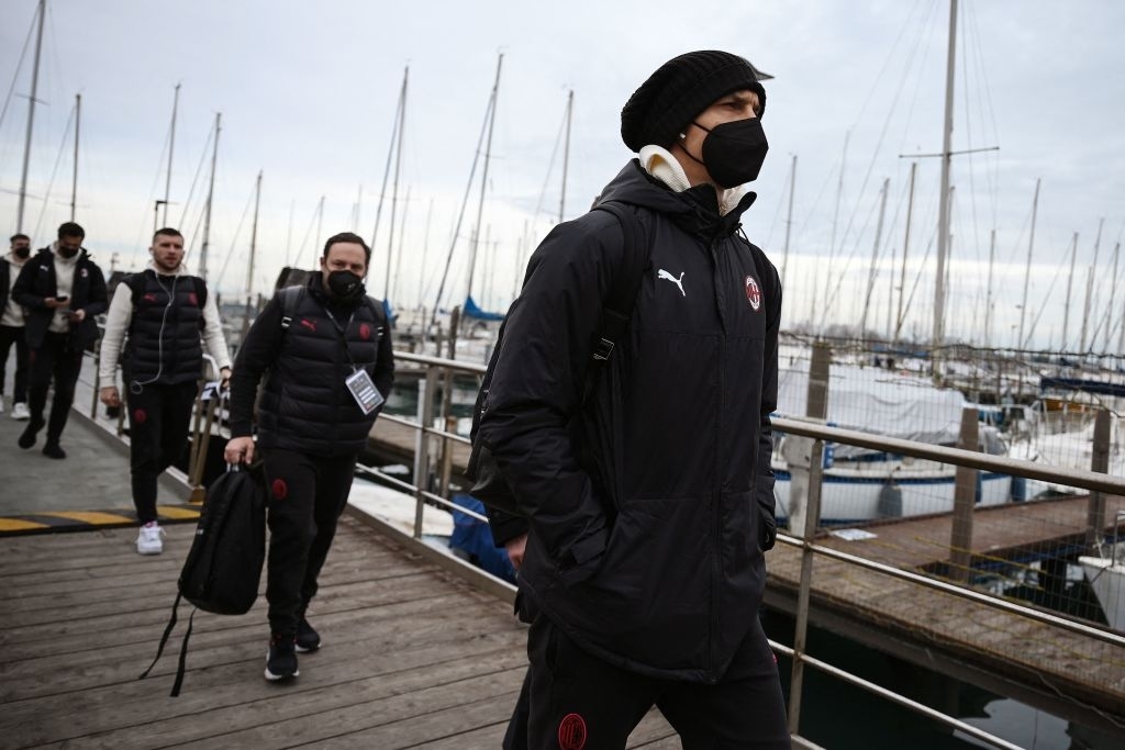 Chán đánh nhau trên bộ, fan đội bóng lừng danh Italy và ultras đối thủ &quot;thủy chiến&quot; trên biển Venice - Ảnh 6.