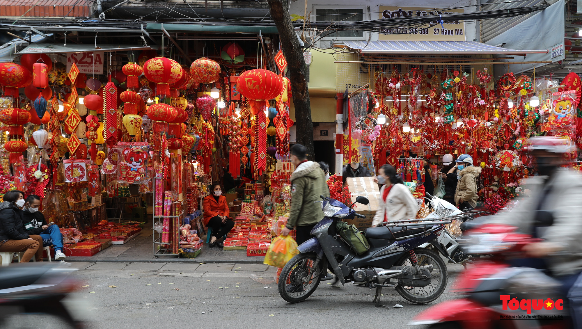 Phố Hàng Mã thay màu áo mới đón Tết Nhâm Dần 2022 - Ảnh 3.