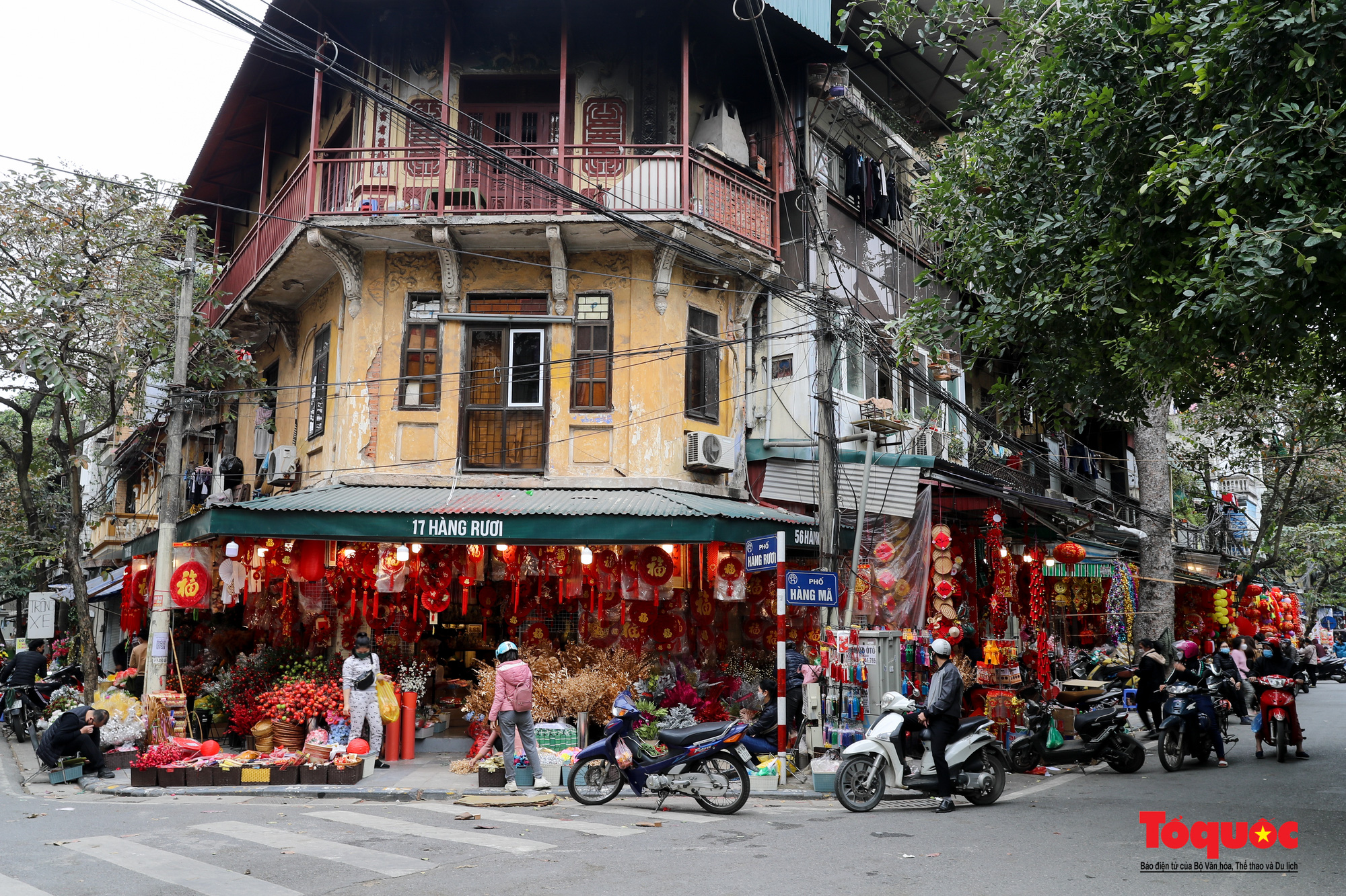 Phố Hàng Mã thay màu áo mới đón Tết Nhâm Dần 2022 - Ảnh 1.