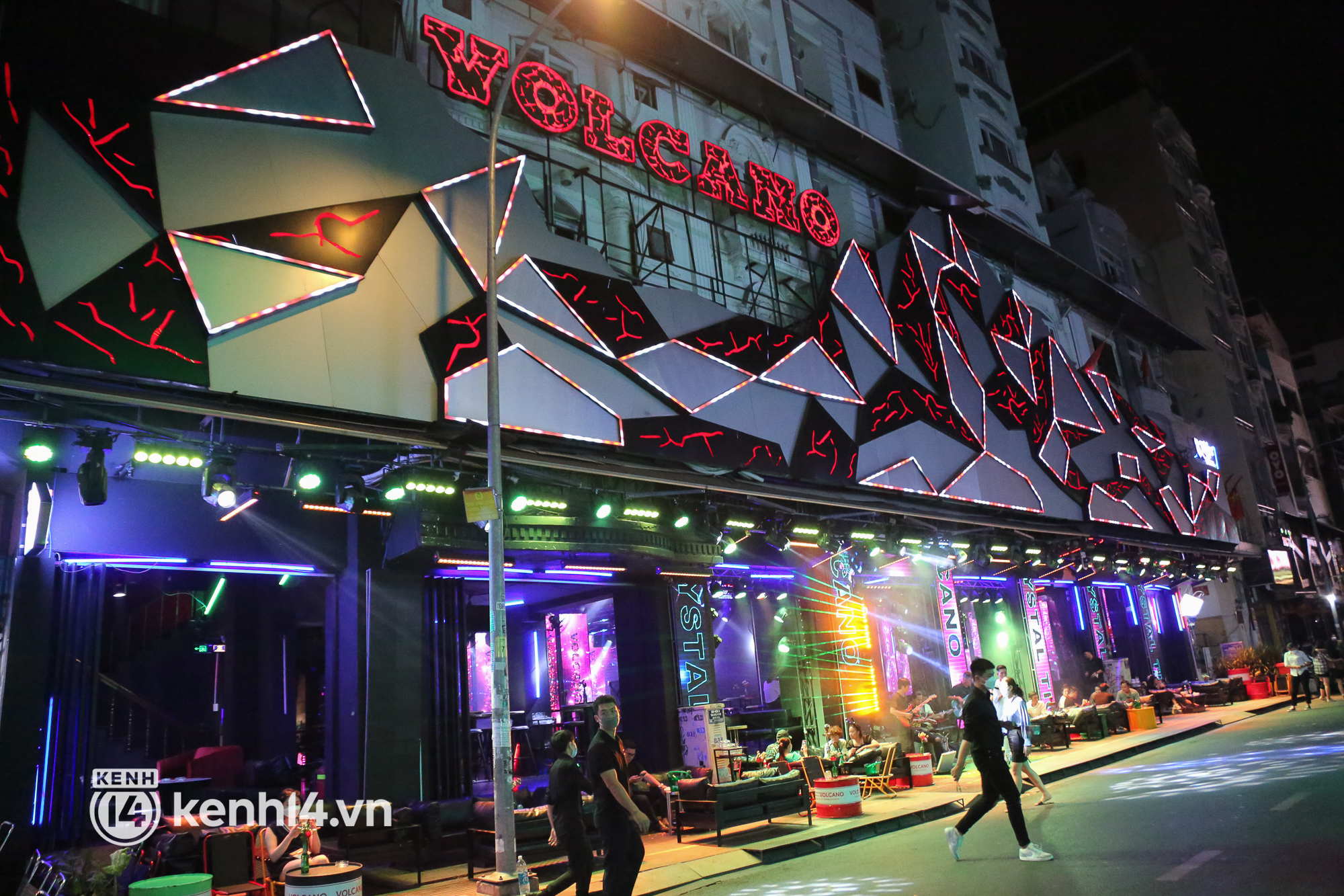 Karaoke ở TP.HCM “cháy phòng” trong ngày đầu hoạt động trở lại, bar, vũ trường vẫn vắng khách - Ảnh 9.