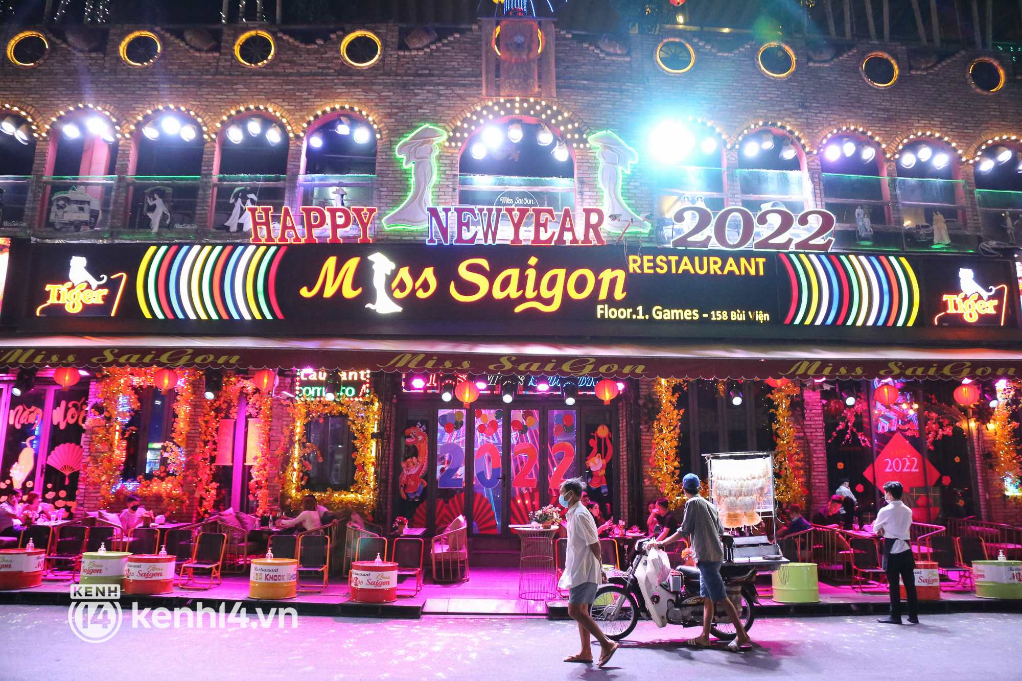 Karaoke ở TP.HCM “cháy phòng” trong ngày đầu hoạt động trở lại, bar, vũ trường vẫn vắng khách - Ảnh 10.