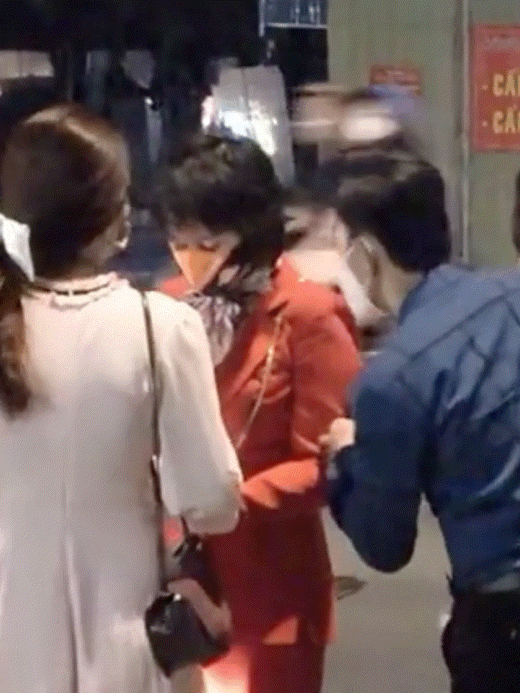 Netizen bắt cận khoảnh khắc mẹ ruột Thùy Tiên lủi thủi gọi xe ôm ra về một mình sau tiệc đón con gái - Ảnh 4.