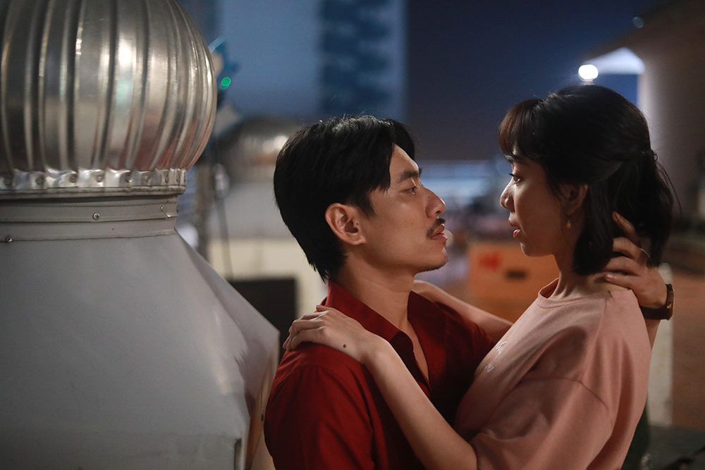 Thu Trang hôn đắm đuối Kiều Minh Tuấn trong phim Chìa khóa trăm tỷ - Ảnh 1.