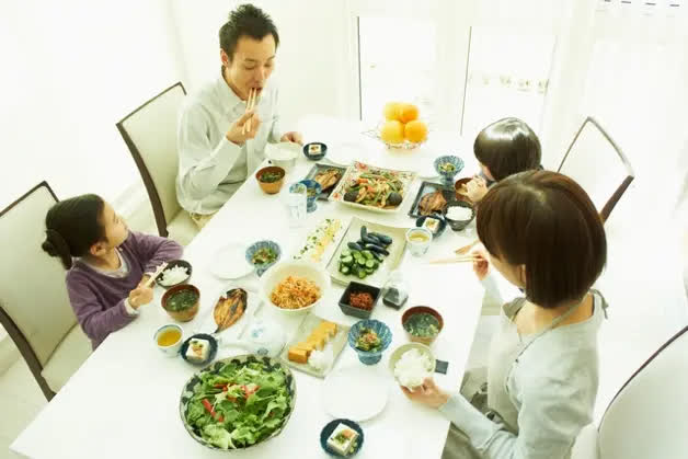 Đừng hỏi tại sao tuổi thọ trung bình người Nhật ngày càng cao: Làm được 3 điều ngay trong bữa tối giống như họ, bạn sẽ thấy ngay sự khác biệt - Ảnh 3.