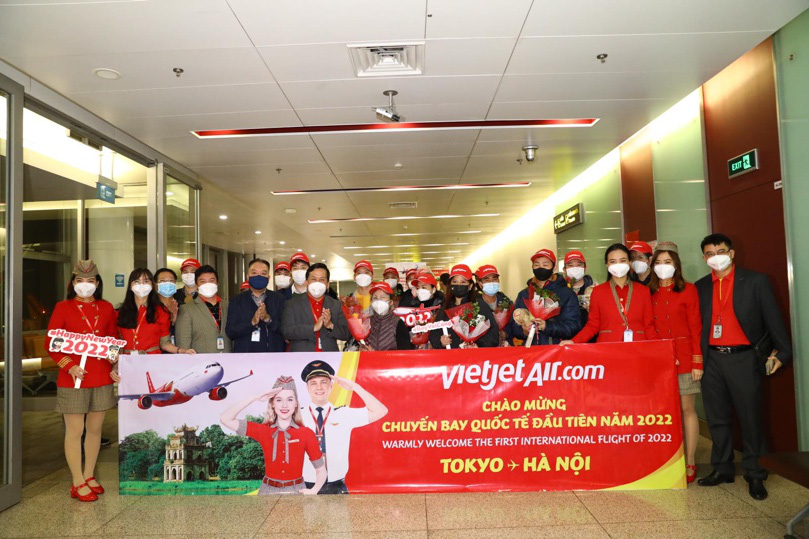 Niềm vui trên những chuyến bay quốc tế thường lệ đầu tiên của Vietjet - Ảnh 1.