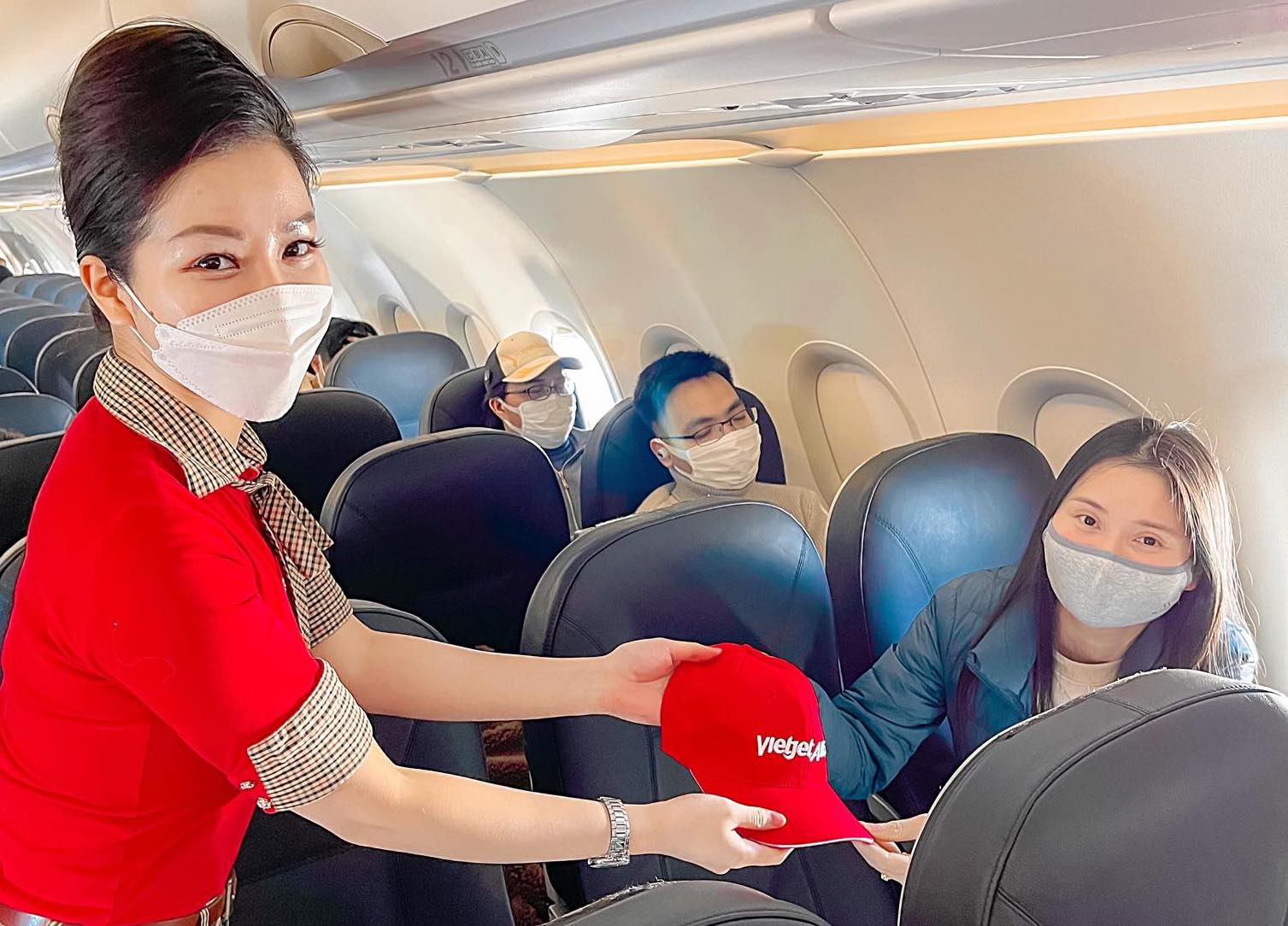 Niềm vui trên những chuyến bay quốc tế thường lệ đầu tiên của Vietjet - Ảnh 3.