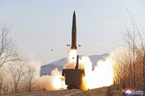 &quot;Ẩn tình&quot; Triều Tiên liên tục phóng tên lửa và tín hiệu ngoại giao với Trung Quốc - Ảnh 1.