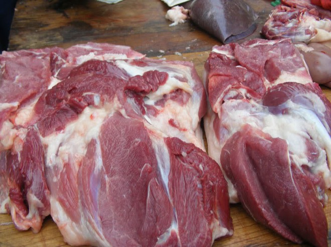 6 dấu hiệu chứng tỏ thịt lợn ngoài chợ đã bị bơm nước, nhiễm bẩn, gian thương lợi dụng Tết nhất ăn lãi to chẳng dại gì rỉ tai mách nước bạn tránh né - Ảnh 1.