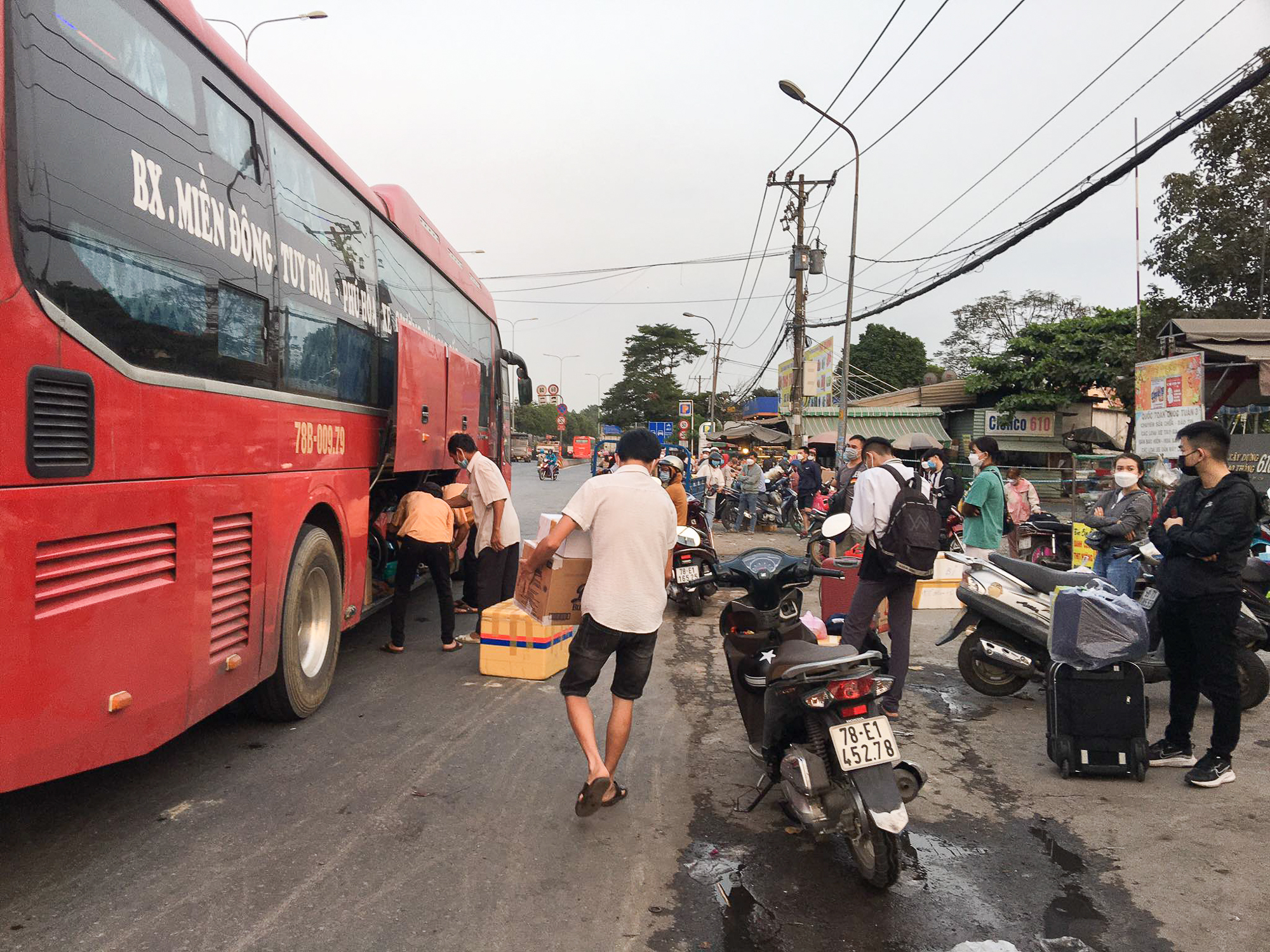 Bến xe nhộn nhịp, xe khách nối đuôi nhau đón người dân rời TP.HCM về quê đón Tết sớm - Ảnh 10.