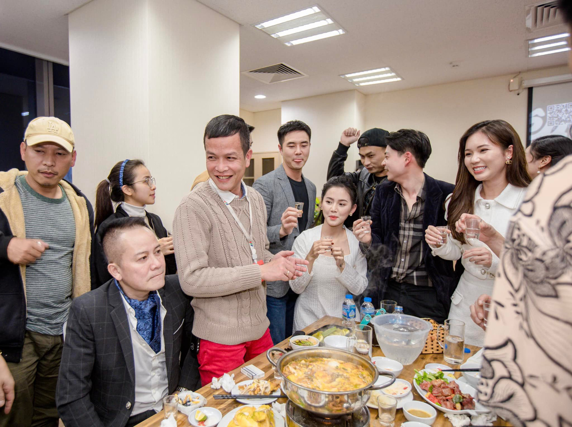 Con trai NSND Hoàng Dũng gửi lời đến bố khi khép lại vai diễn ở Phố trong làng, tuy nhiên không biết mình xuất hiện ở tập mấy - Ảnh 2. Con trai NSND Hoàng Dũng gửi lời đến bố khi khép lại vai diễn ở Phố trong làng, tuy nhiên không biết mình xuất hiện ở tập mấy - Ảnh 2.