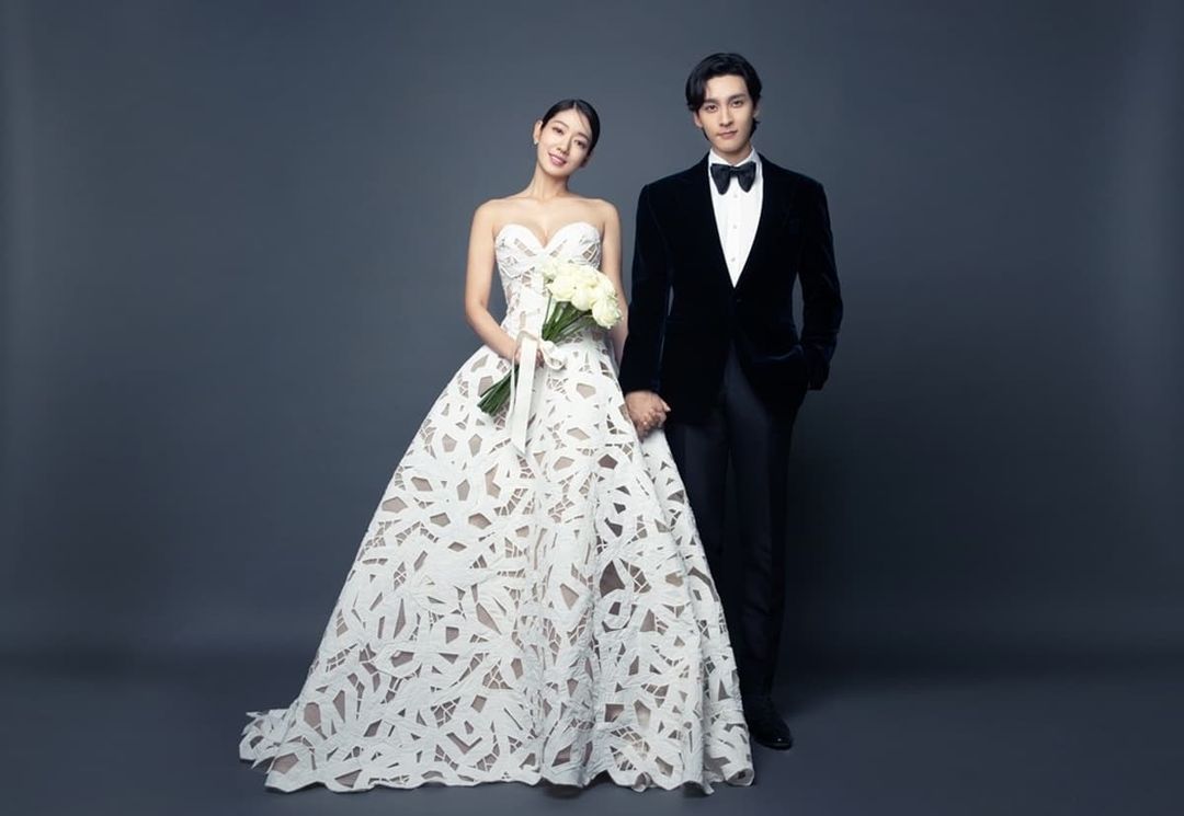 HOT: Công bố ảnh cưới của Park Shin Hye và chồng kém tuổi trước giờ G, cô dâu bầu bí diện váy cưới đẹp quá trời ơi! - Ảnh 3. HOT: Công bố ảnh cưới của Park Shin Hye và chồng kém tuổi trước giờ G, cô dâu bầu bí diện váy cưới đẹp quá trời ơi! - Ảnh 3.