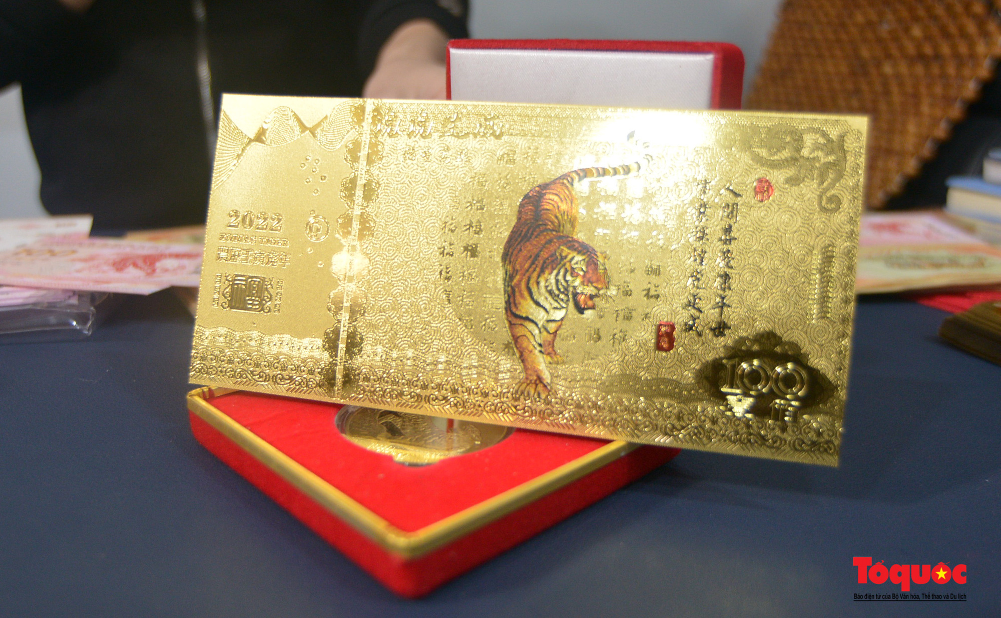 Tiền hổ mạ vàng đắt khách dịp Tết Nhâm Dần - Ảnh 2.
