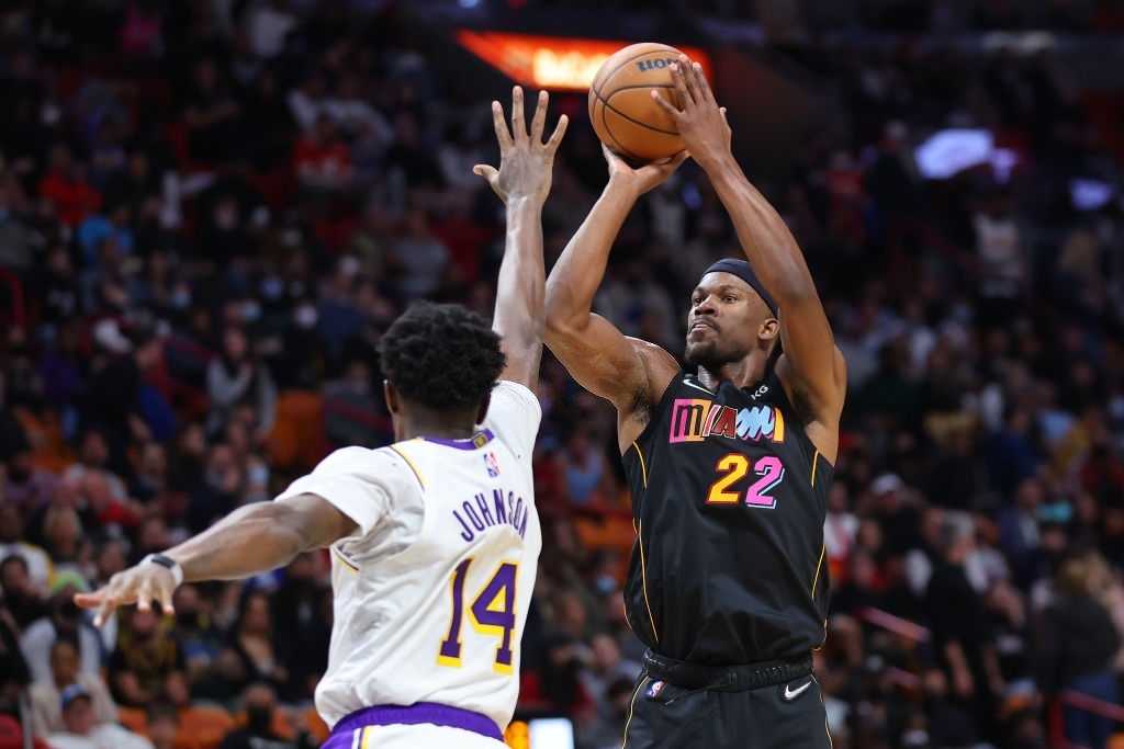 Mắc sai lầm sơ đẳng, Los Angeles Lakers lội ngược dòng hụt trước Miami Heat - Ảnh 1.