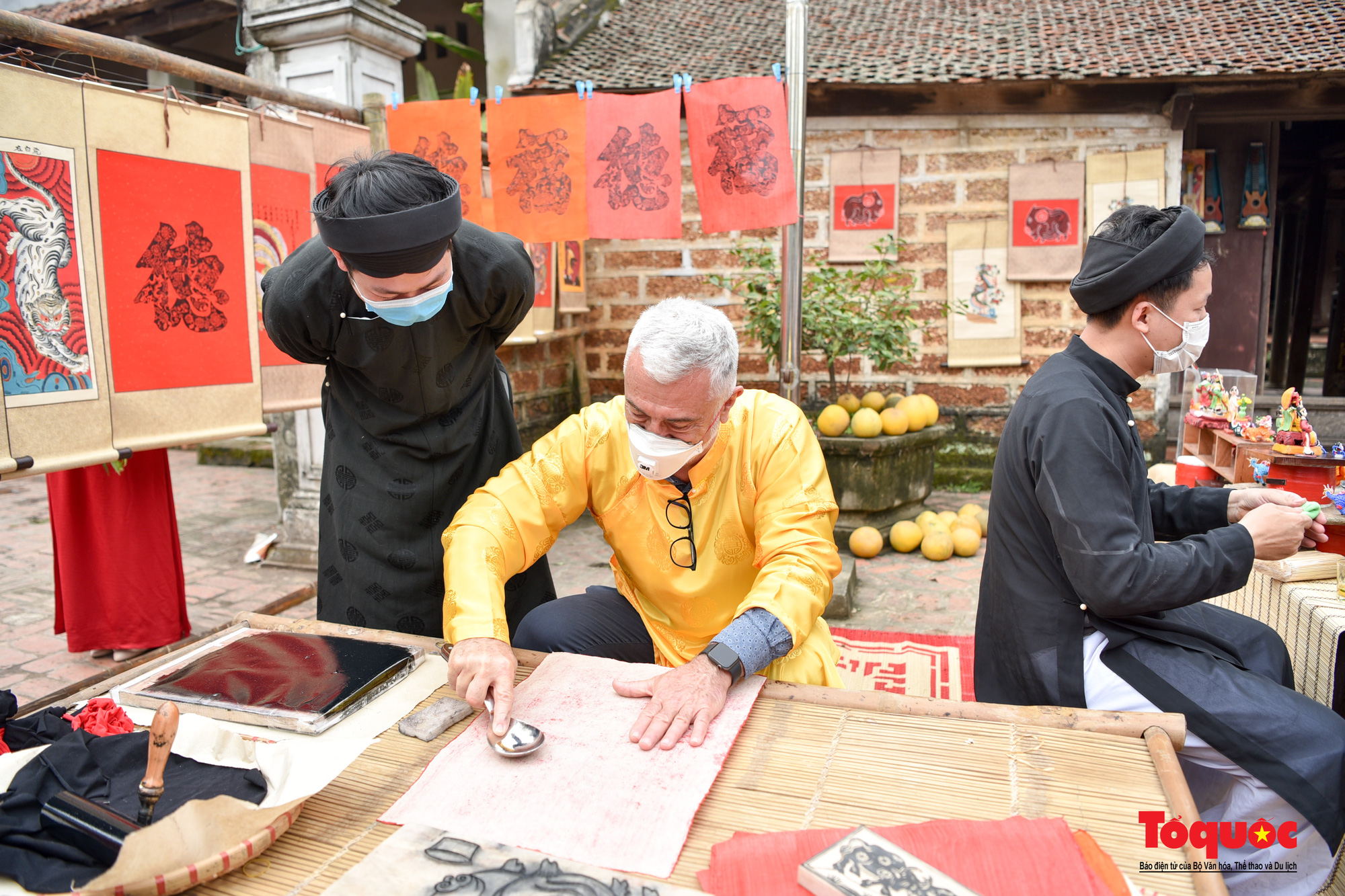 Tết đậm chất Việt trong mắt bạn bè Quốc tế tại làng cổ Đường Lâm - Ảnh 7.