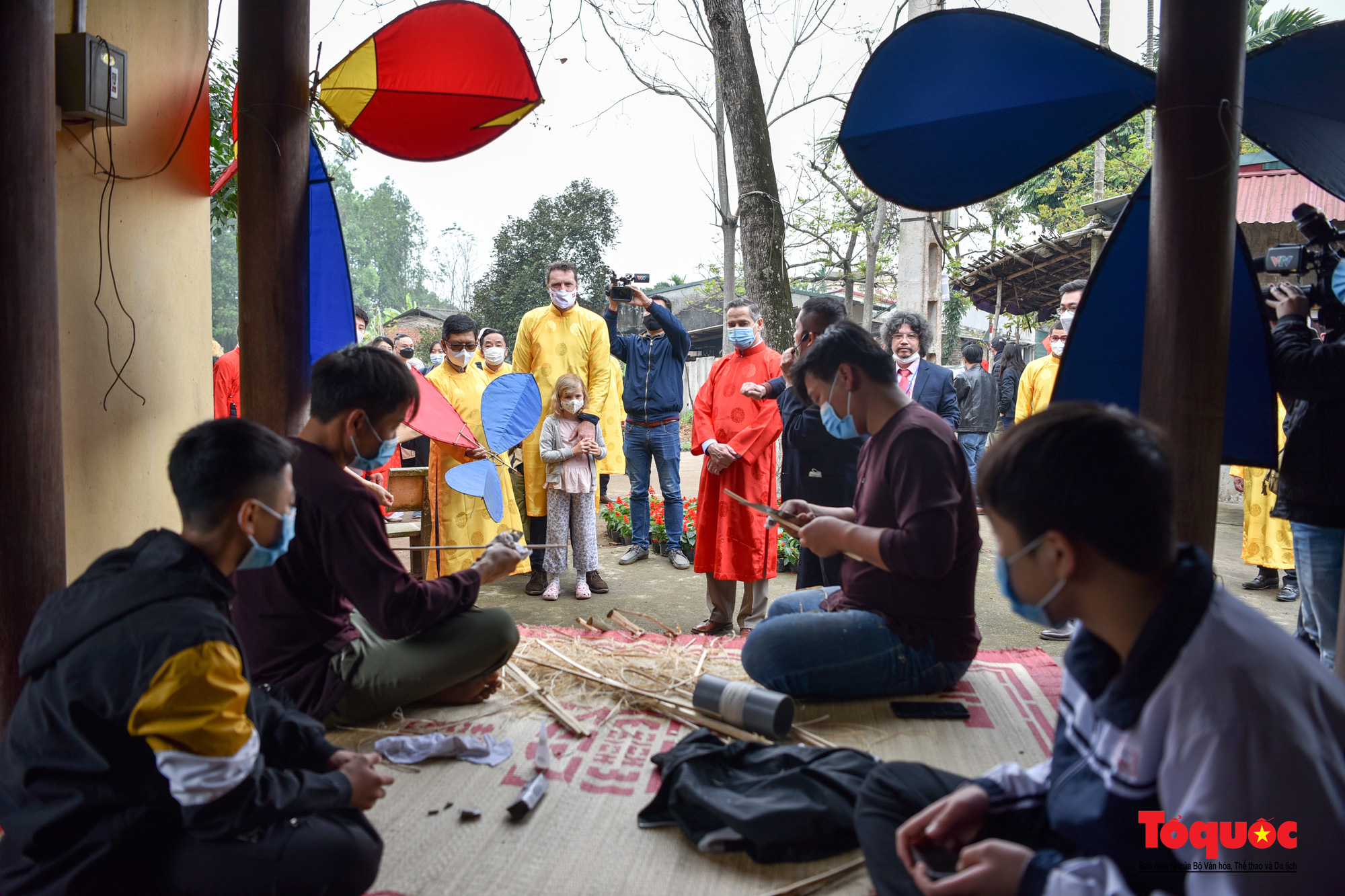 Tết đậm chất Việt trong mắt bạn bè Quốc tế tại làng cổ Đường Lâm - Ảnh 8.