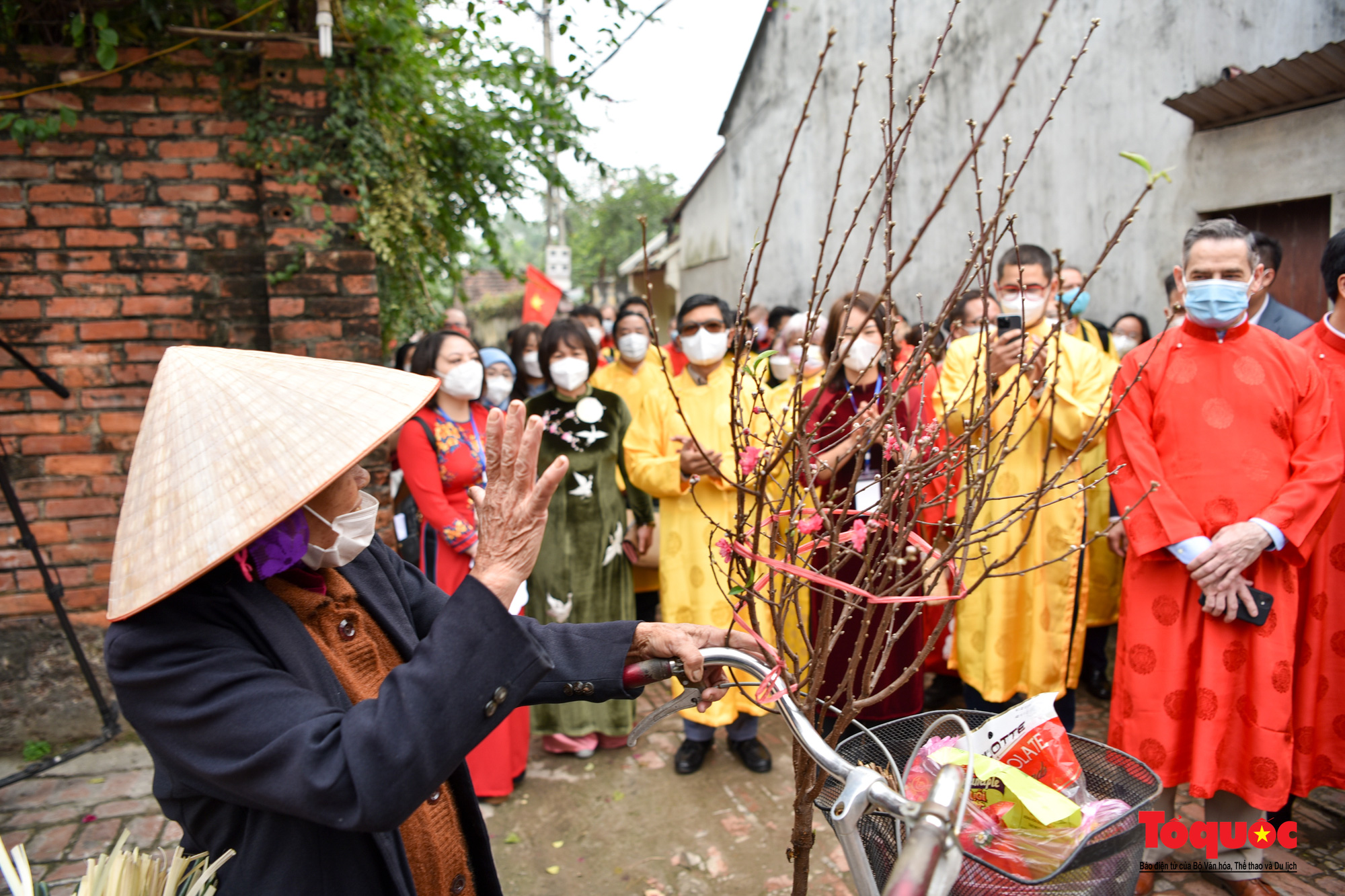 Tết đậm chất Việt trong mắt bạn bè Quốc tế tại làng cổ Đường Lâm - Ảnh 15.