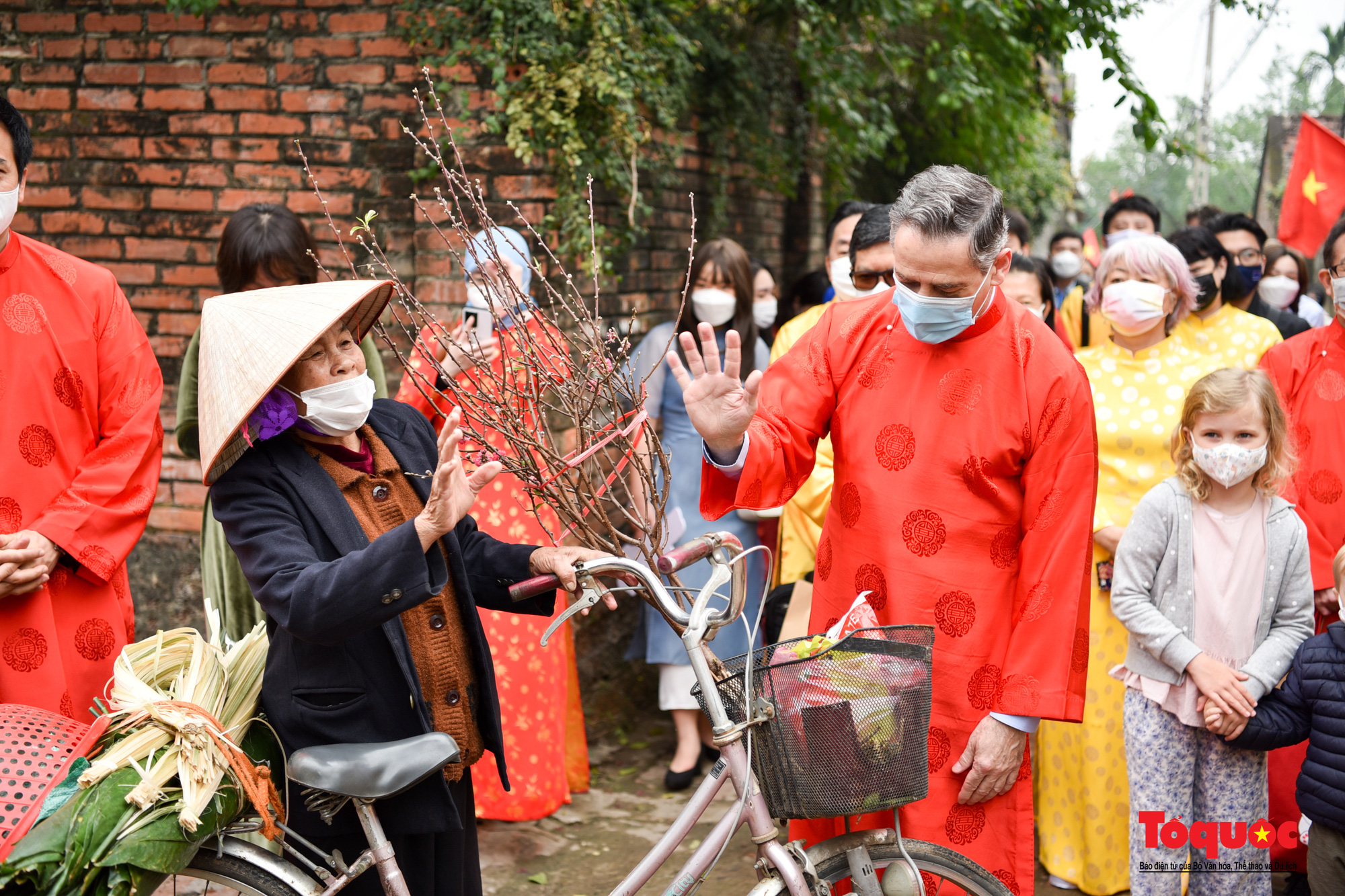 Tết đậm chất Việt trong mắt bạn bè Quốc tế tại làng cổ Đường Lâm - Ảnh 3.