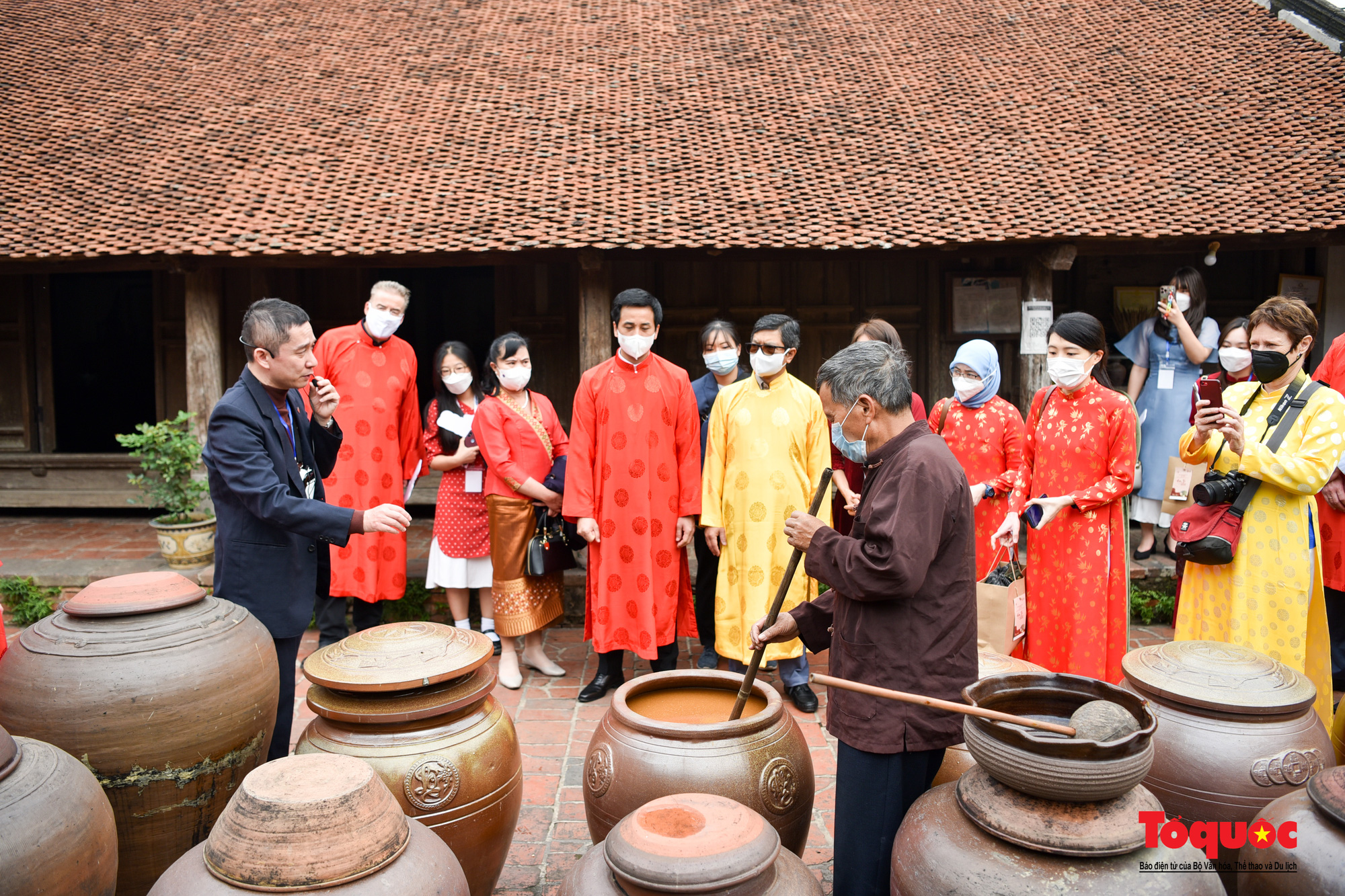 Tết đậm chất Việt trong mắt bạn bè Quốc tế tại làng cổ Đường Lâm - Ảnh 5.