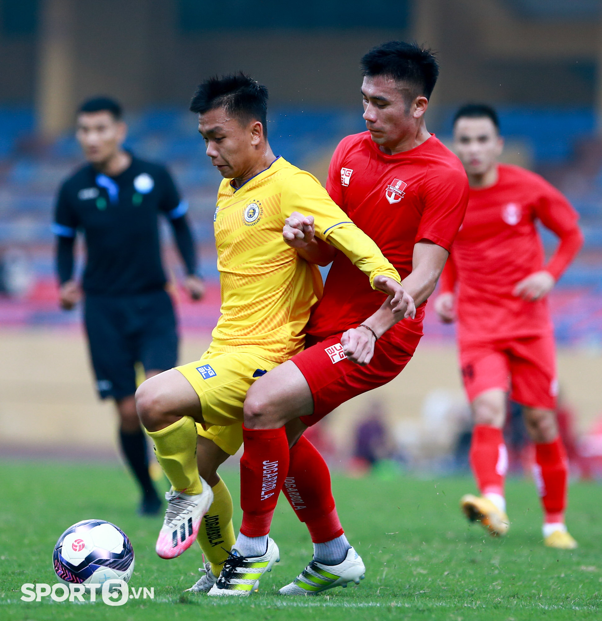 Duy Mạnh chưa thể tháo đai bảo vệ vai, tự lái xe đến sân xem Hà Nội FC đá giao hữu - Ảnh 8.