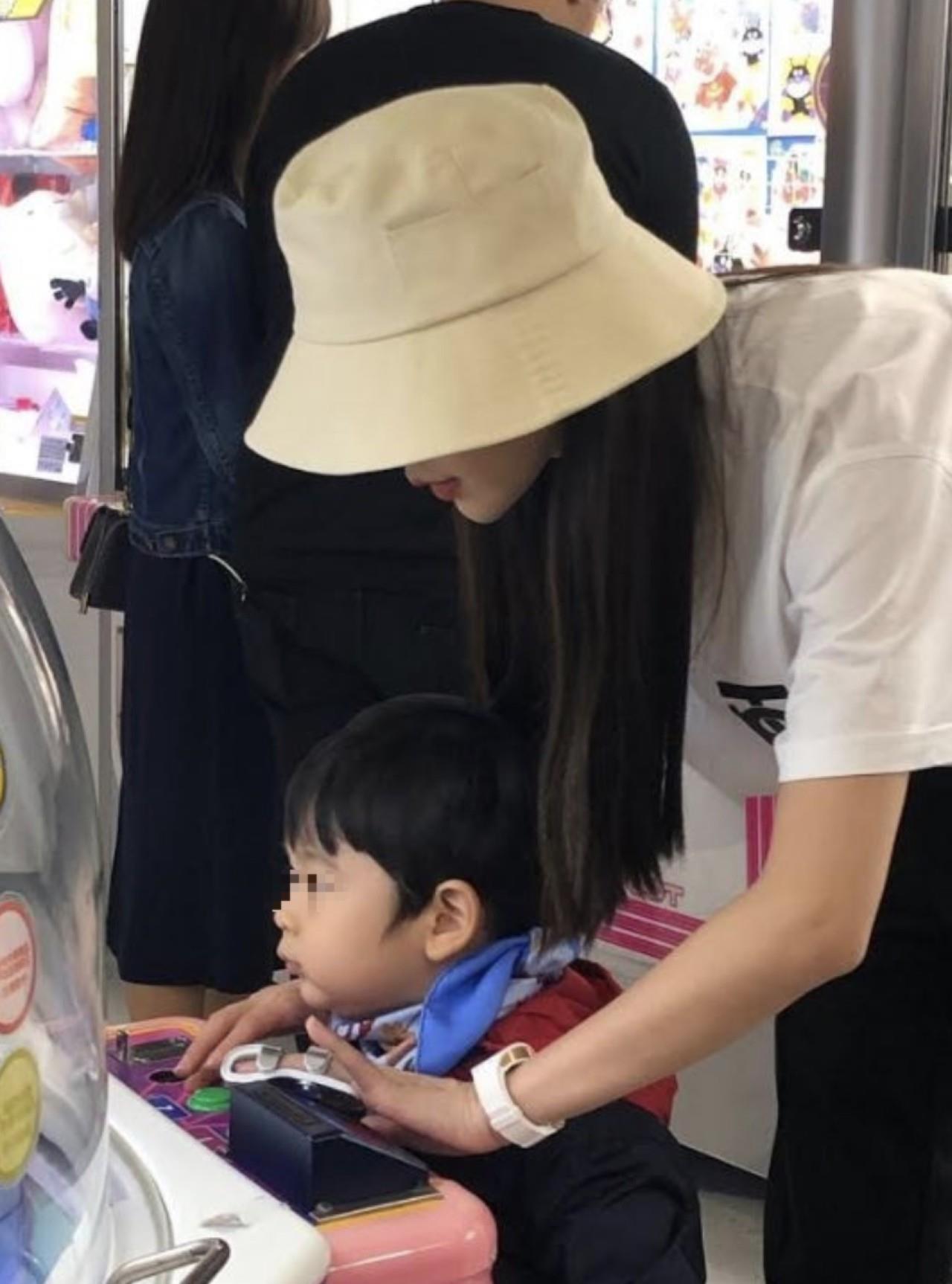 Cuộc sống “mẹ bỉm sữa” của mỹ nhân Hoa - Hàn: Người khiến công chúng xót xa vì cảnh mẹ đơn thân, người bị chỉ trích vì bỏ rơi con gái - Ảnh 21.