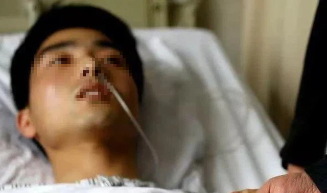 Anh công nhân 27 tuổi xì hơi hơn chục lần mỗi ngày, đi khám thì phát hiện ung thư ruột giai đoạn cuối: Bác sĩ cảnh báo nếu có 4 triệu chứng sau thì phải đến viện ngay kẻo cứu không kịp - Ảnh 1.