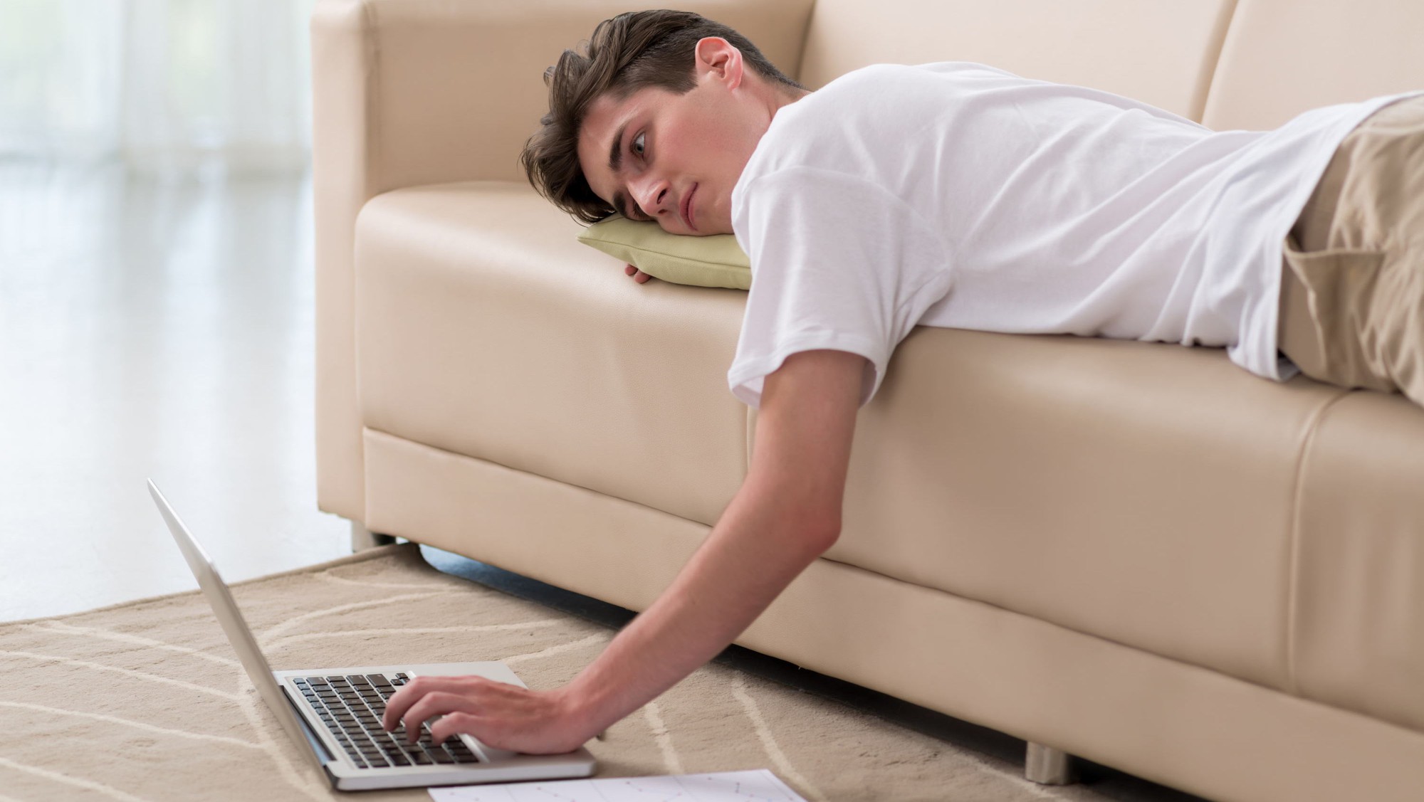 Anh công nhân 27 tuổi xì hơi hơn chục lần mỗi ngày, đi khám thì phát hiện ung thư ruột giai đoạn cuối: Bác sĩ cảnh báo nếu có 4 triệu chứng sau thì phải đến viện ngay kẻo cứu không kịp - Ảnh 3.