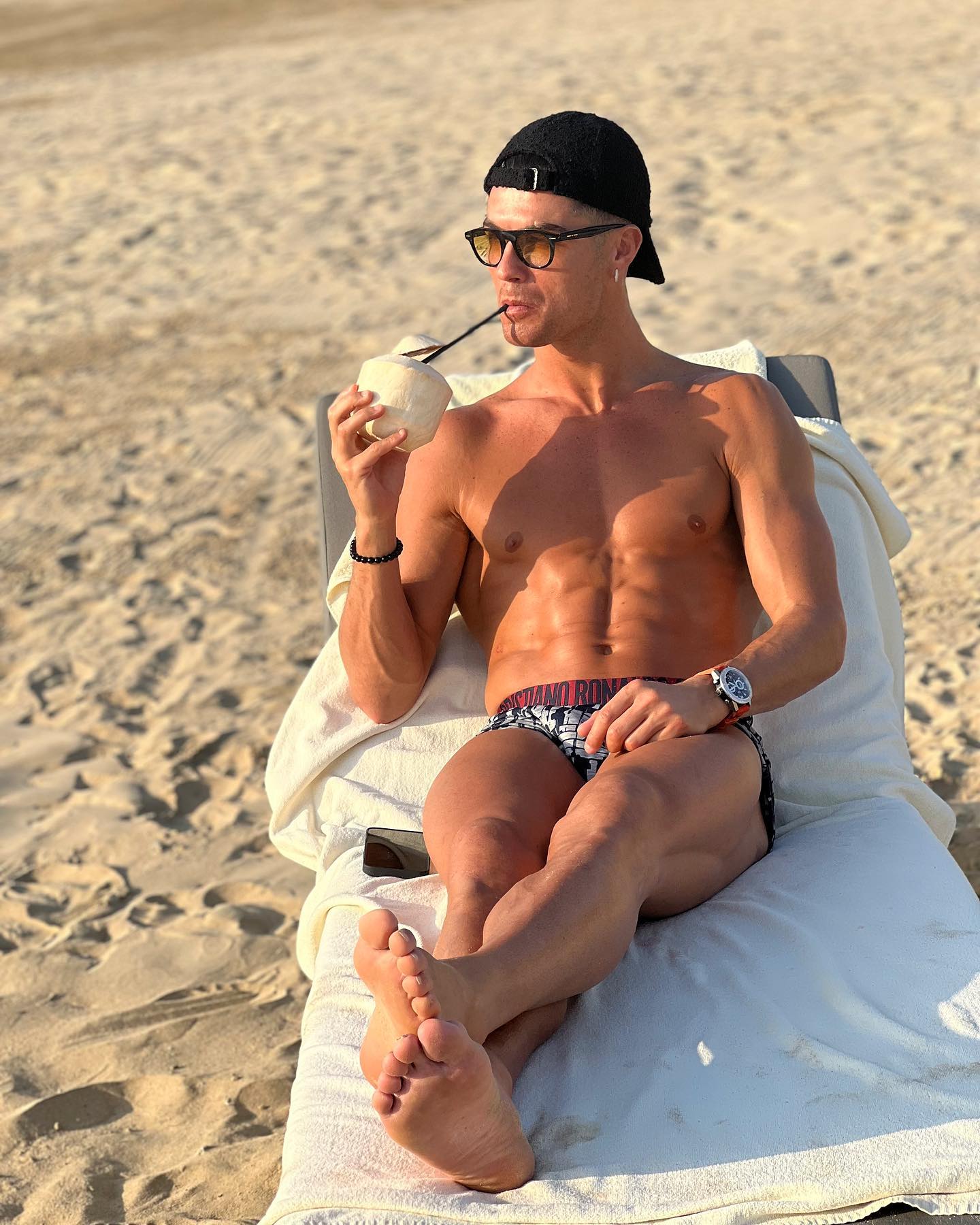 Ronaldo khoe body thư giãn cực &quot;mlem&quot;, bạn gái kêu nhớ bằng combo ảnh &quot;mlem&quot; ko kém - Ảnh 1.