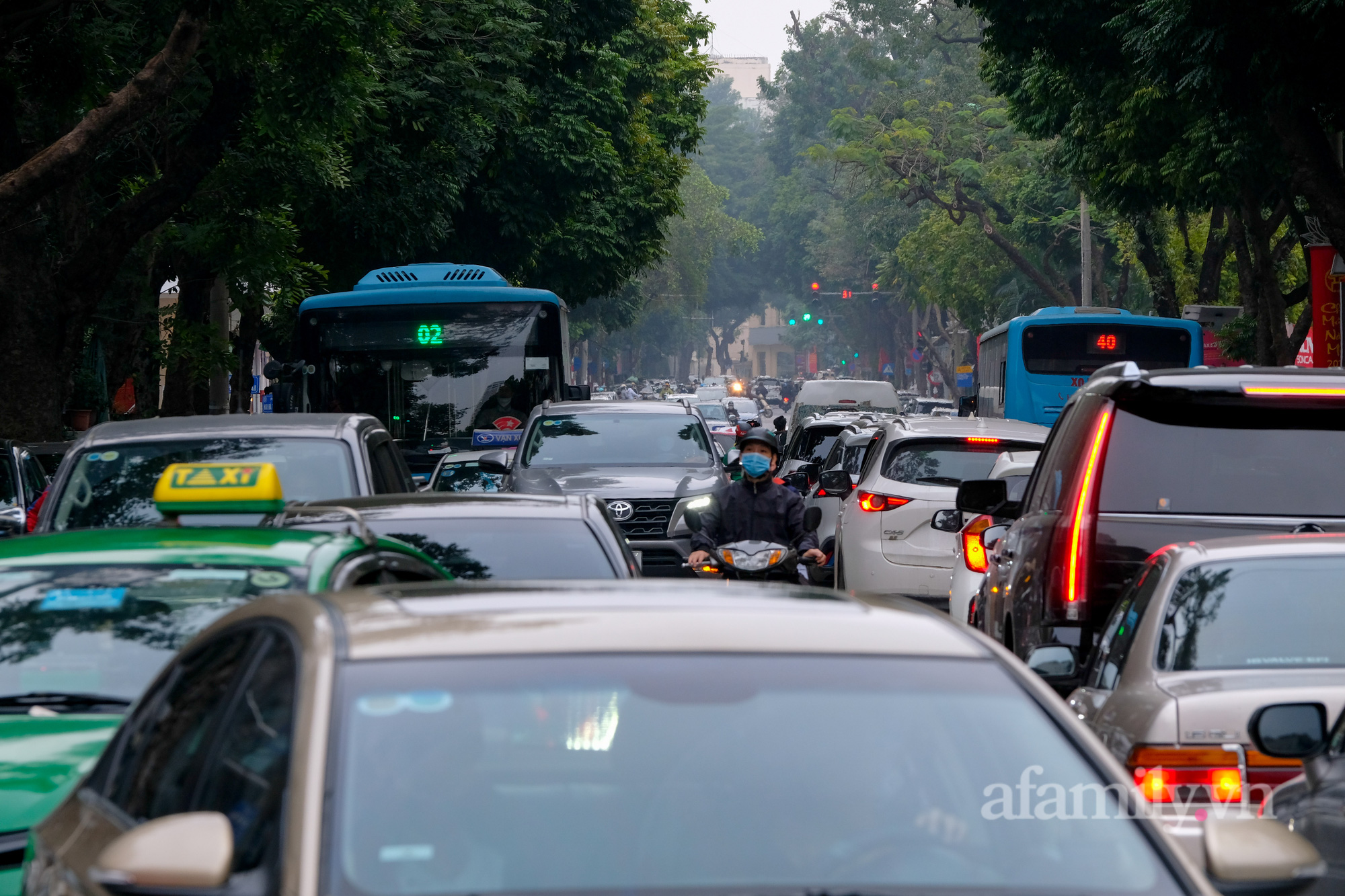 Ngày làm việc cuối cùng, đường nội thành Hà Nội ùn tắc - Ảnh 3.