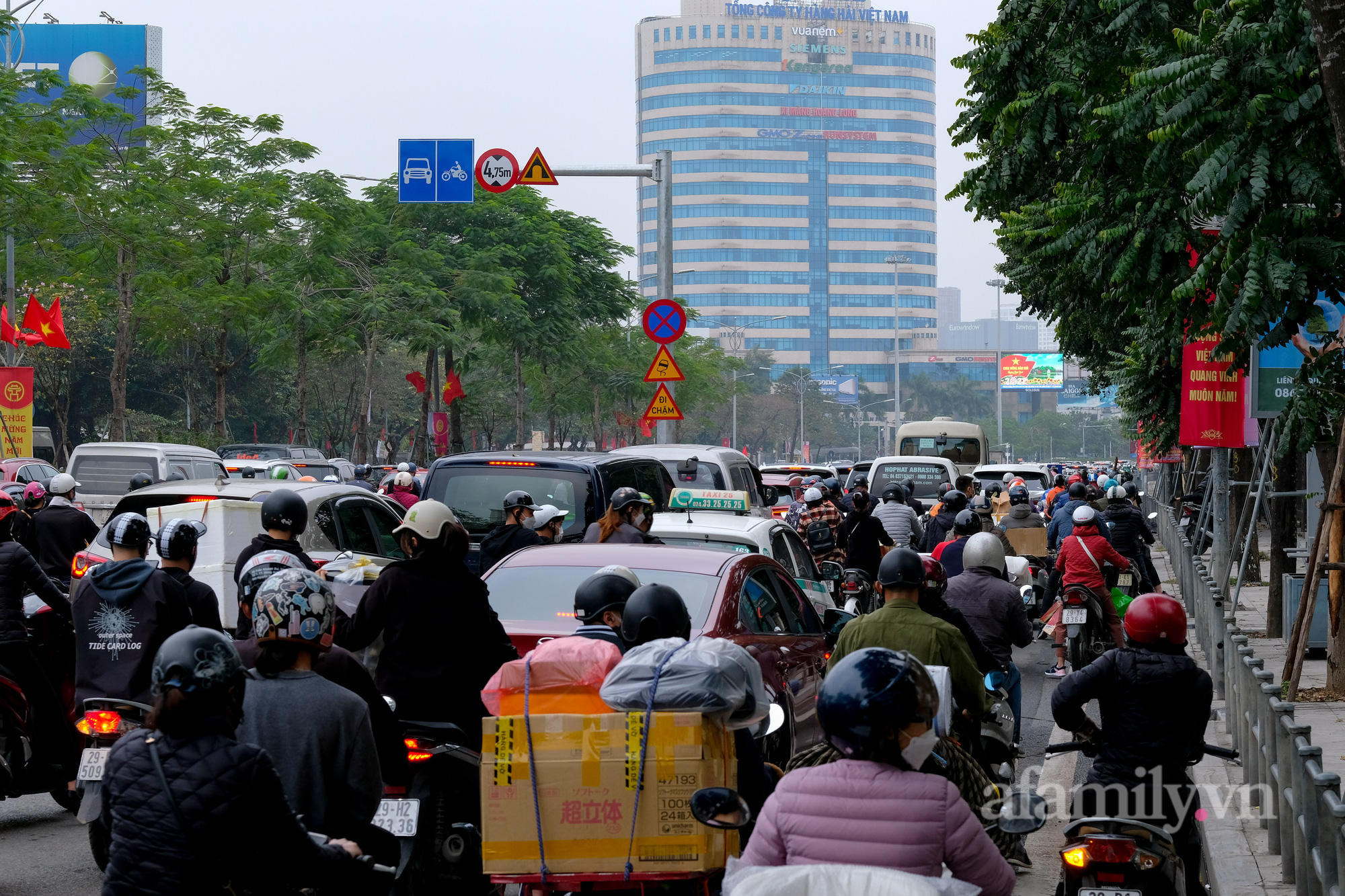 Ngày làm việc cuối cùng, đường nội thành Hà Nội ùn tắc - Ảnh 7.