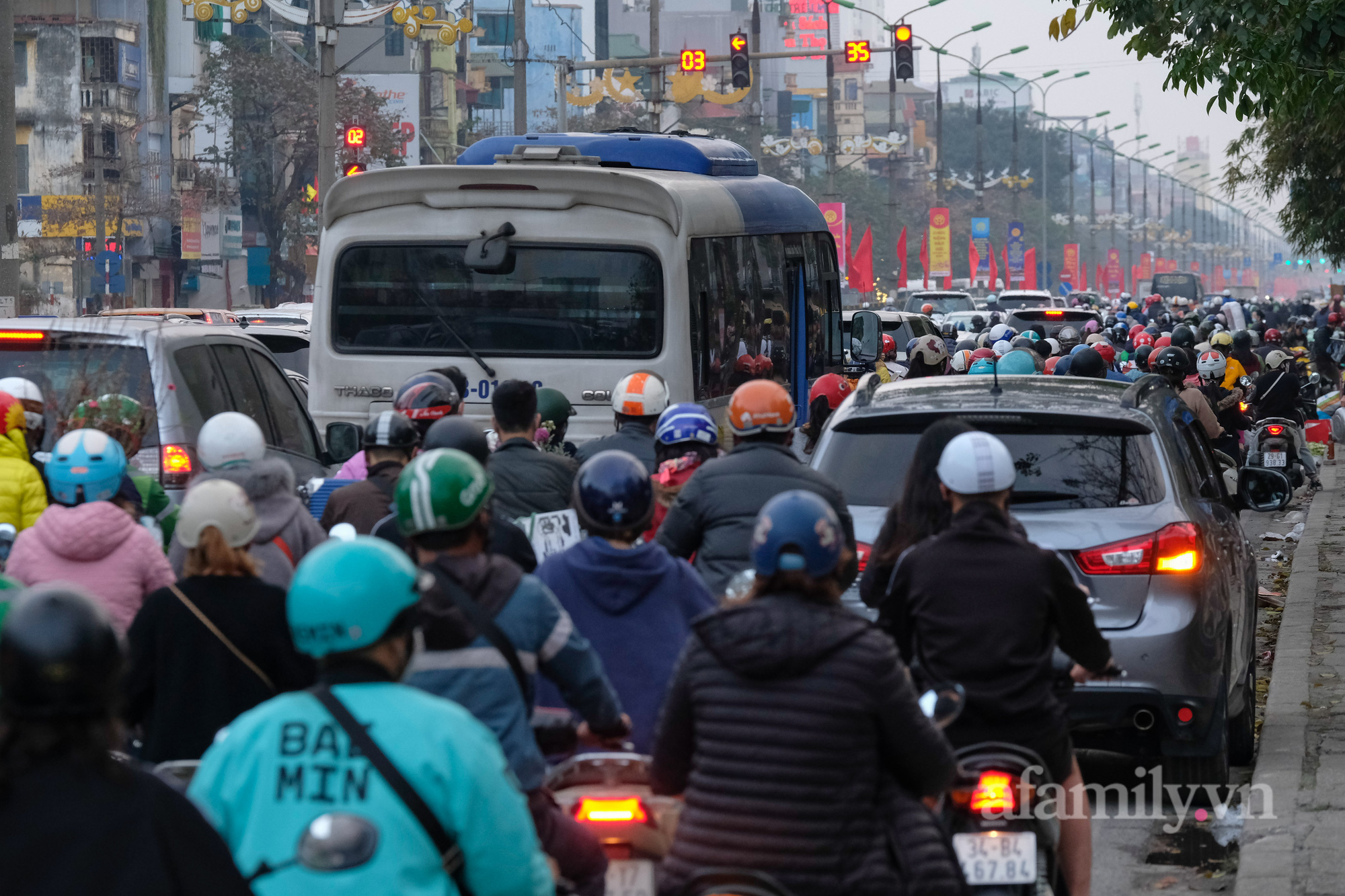 Ngày làm việc cuối cùng, đường nội thành Hà Nội đông đúc, bến xe vắng lặng đến ngỡ ngàng - Ảnh 14.