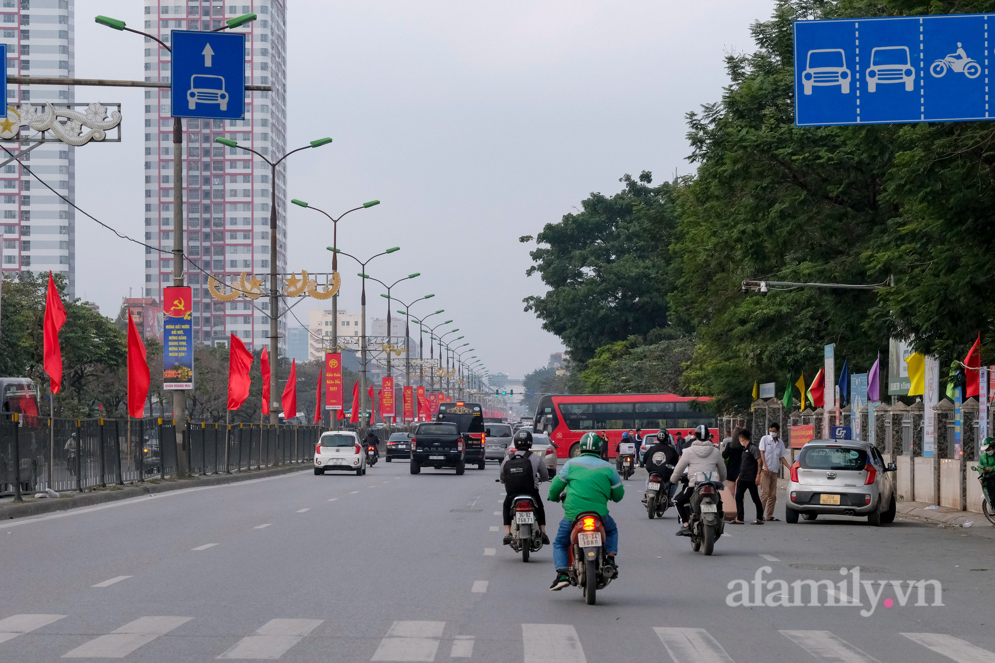 Ngày làm việc cuối cùng, đường nội thành Hà Nội đông đúc, bến xe vắng lặng đến ngỡ ngàng - Ảnh 15.