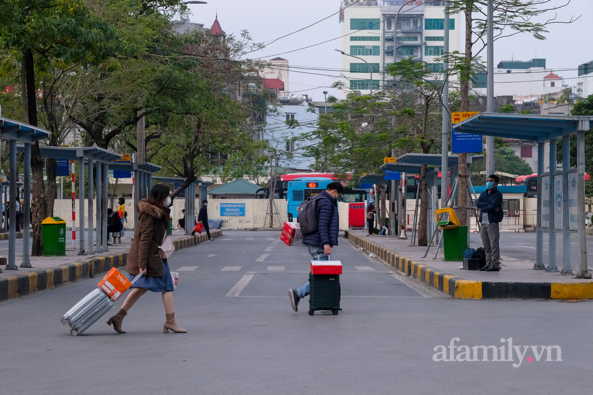Ngày làm việc cuối cùng, đường nội thành Hà Nội đông đúc, bến xe vắng lặng đến ngỡ ngàng - Ảnh 16.