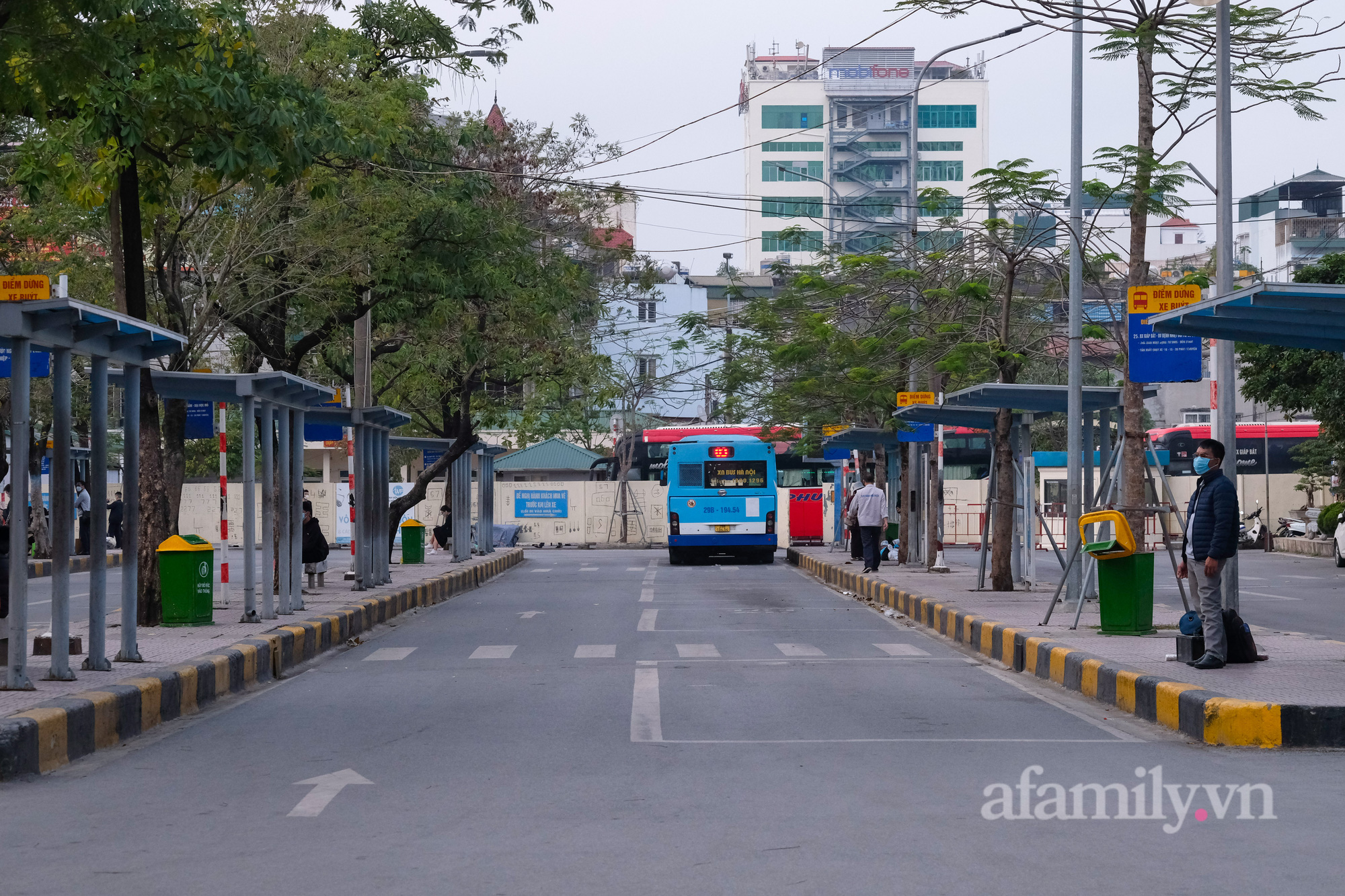 Ngày làm việc cuối cùng, đường nội thành Hà Nội đông đúc, bến xe vắng lặng đến ngỡ ngàng - Ảnh 17.
