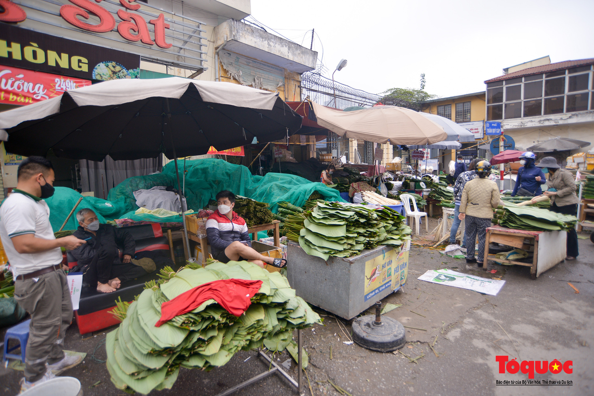 Chợ lá dong lâu đời ở Hà Nội ảm đạm những ngày cuối năm - Ảnh 1.