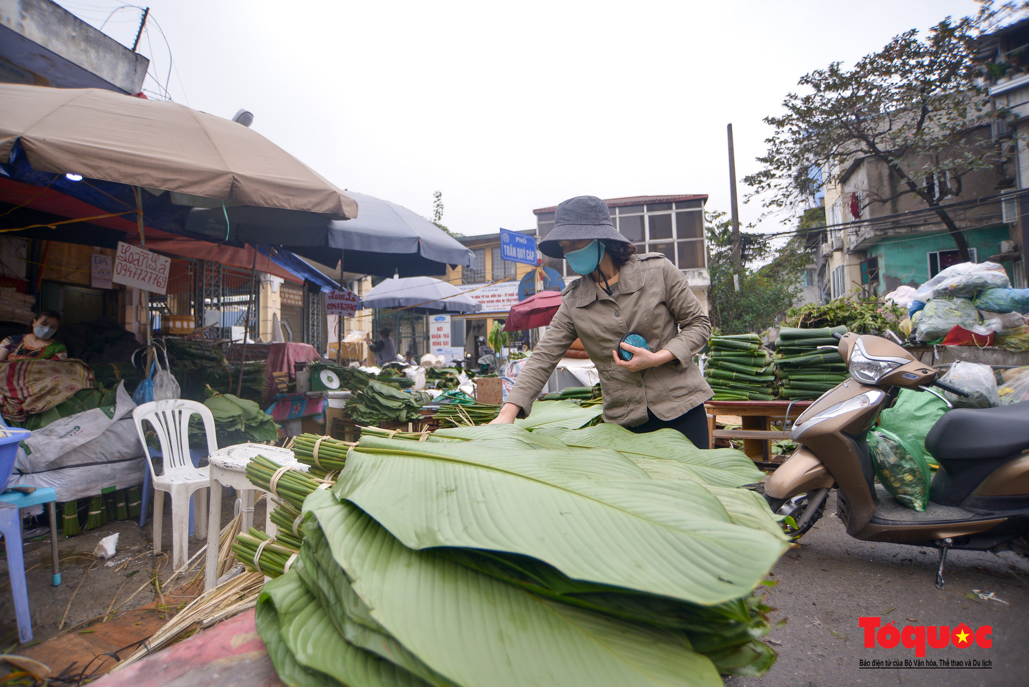 Chợ lá dong lâu đời ở Hà Nội ảm đạm những ngày cuối năm - Ảnh 2.