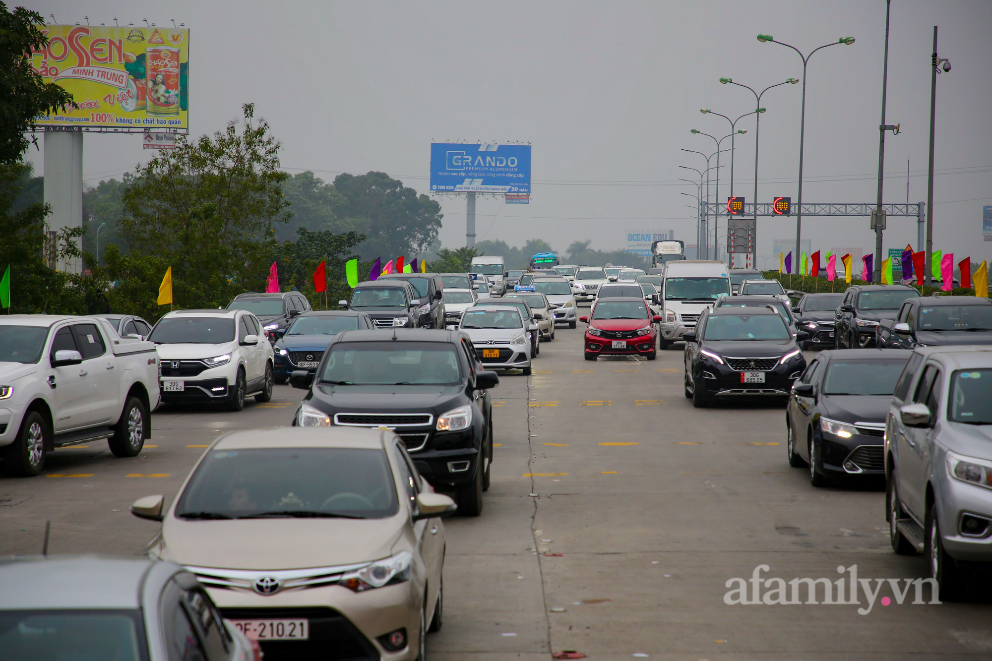 Hà Nội: Hàng nghìn người chạy xe máy trùm kín áo mưa, ùn ùn rời phố về quê ăn Tết - Ảnh 4.