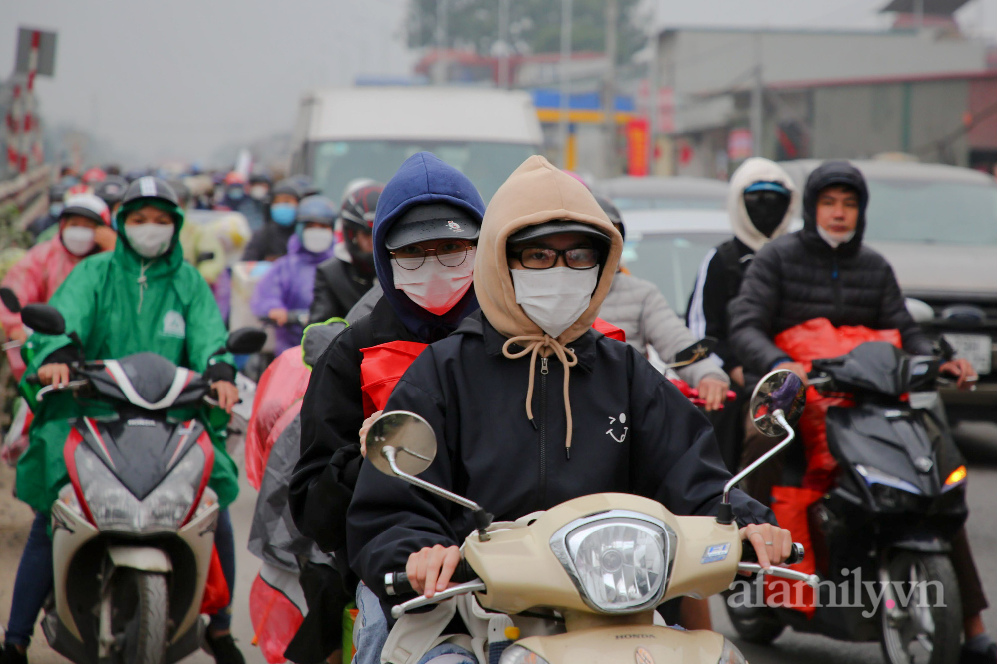 Hà Nội: Hàng nghìn người chạy xe máy trùm kín áo mưa, ùn ùn rời phố về quê ăn Tết - Ảnh 9.