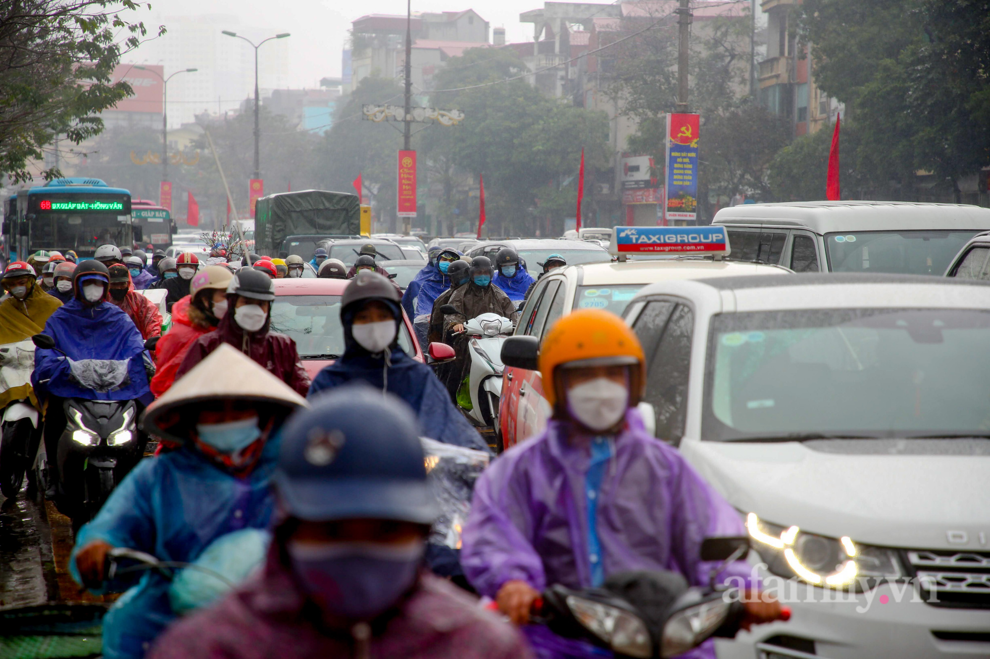 Hà Nội: Hàng nghìn người chạy xe máy trùm kín áo mưa, ùn ùn rời phố về quê ăn Tết - Ảnh 11.