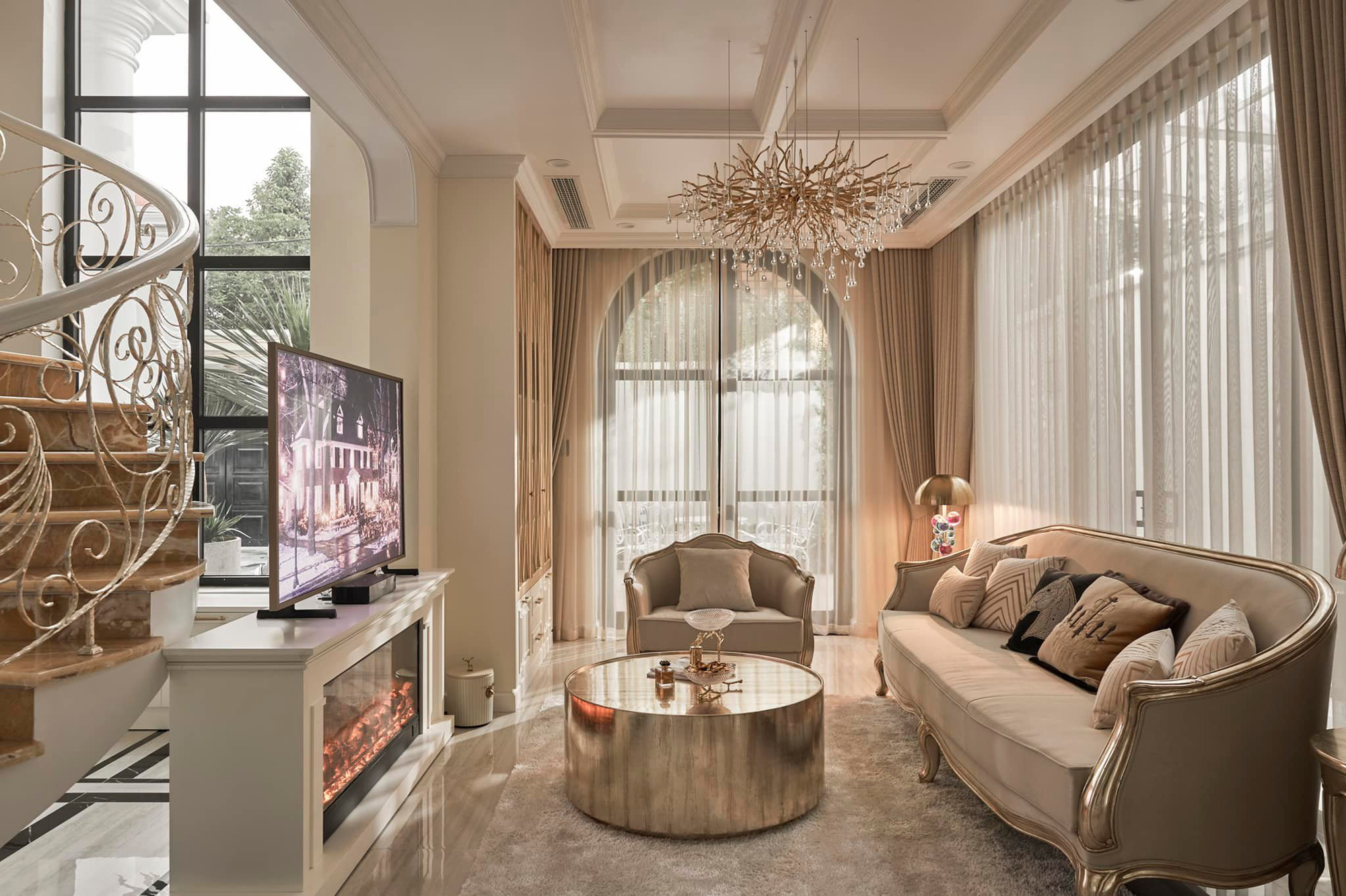 28 Tết, Lệ Quyên nhá hàng nội thất bên trong căn bạch dinh 3,6 tỷ VNĐ chỉ đủ mua cái cổng: Vàng dát khắp nơi, đâu đâu cũng toát lên mùi tiền - Ảnh 6.