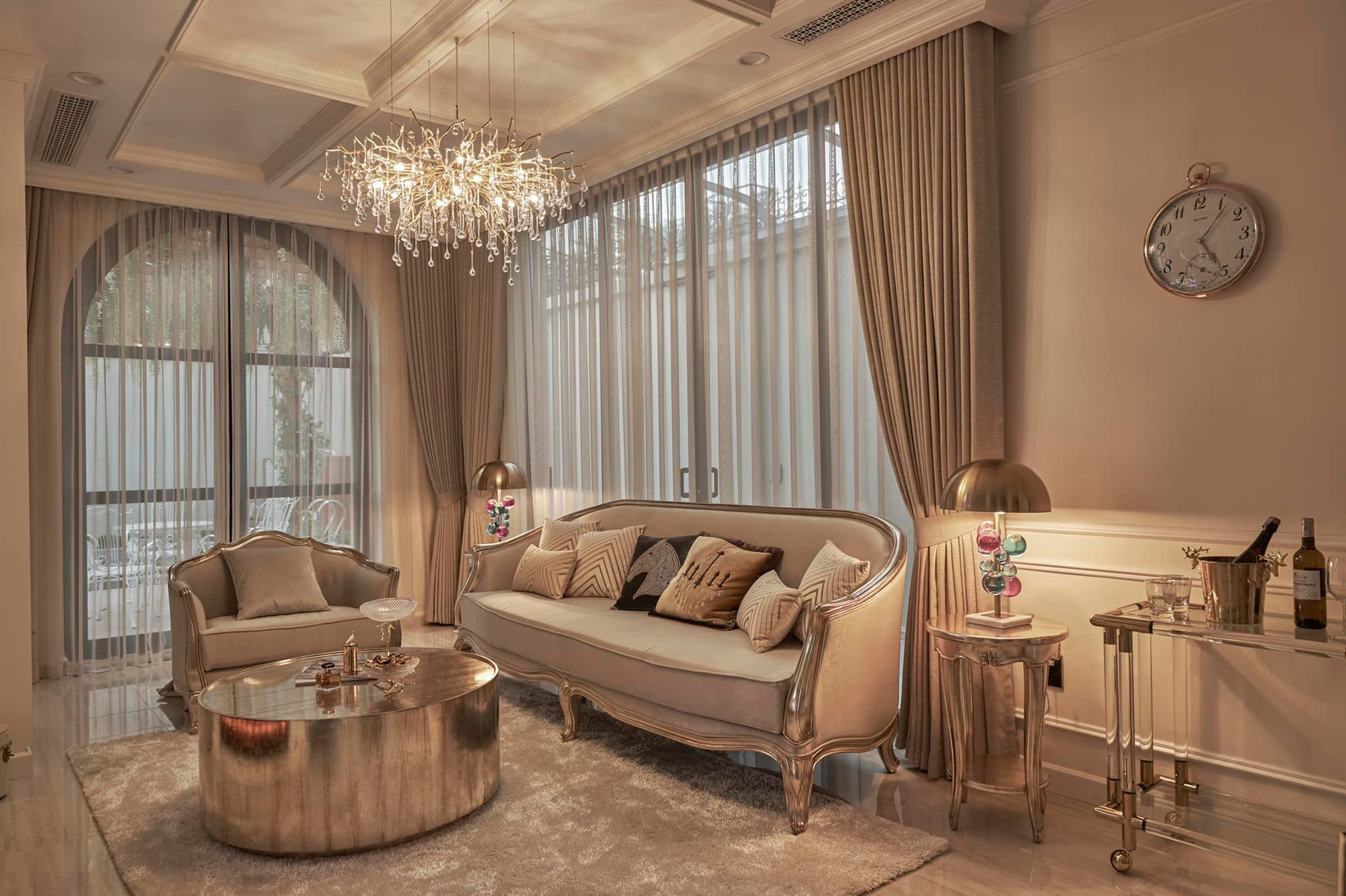 28 Tết, Lệ Quyên nhá hàng nội thất bên trong căn bạch dinh 3,6 tỷ VNĐ chỉ đủ mua cái cổng: Vàng dát khắp nơi, đâu đâu cũng toát lên mùi tiền - Ảnh 5.