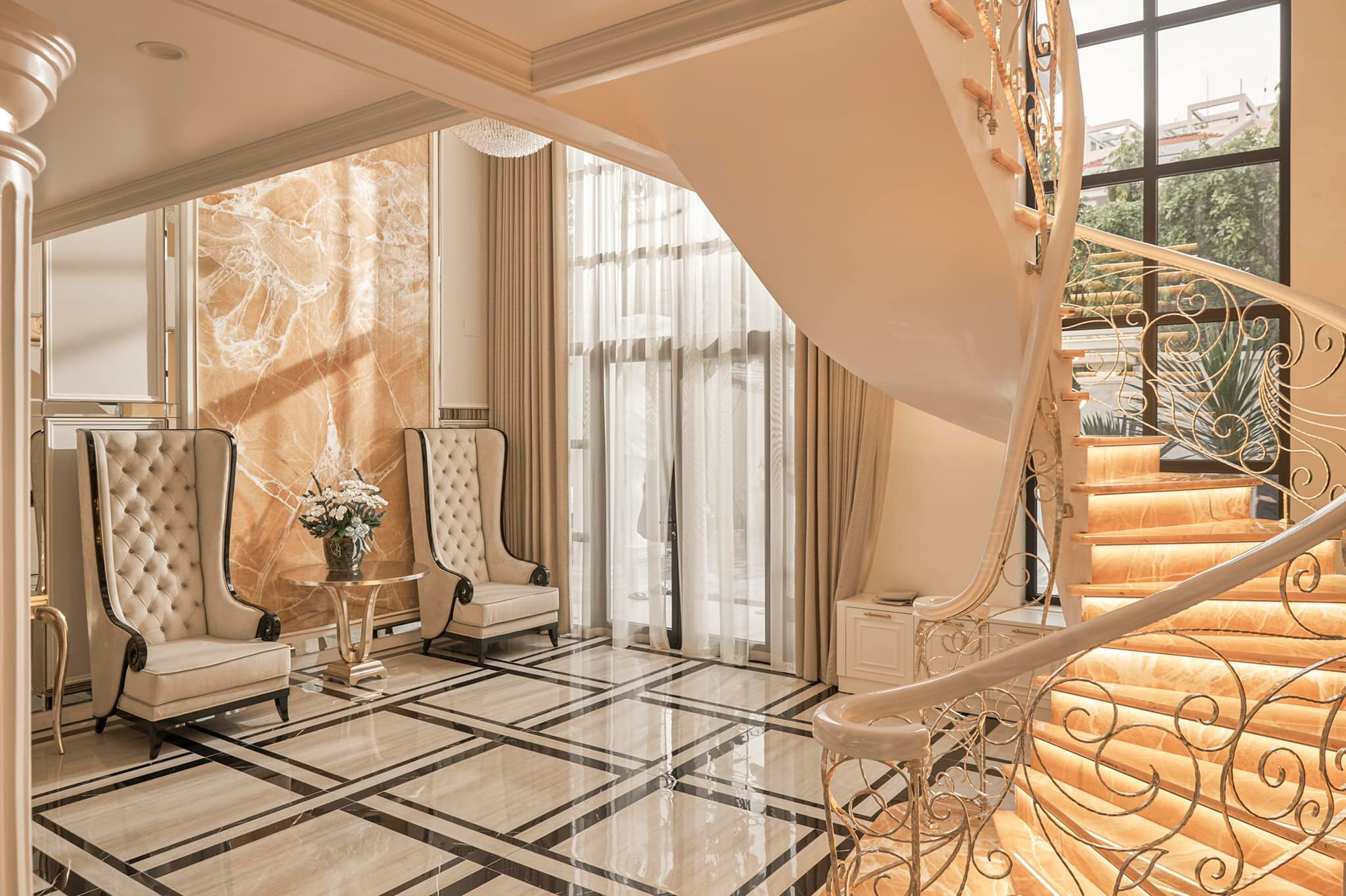 28 Tết, Lệ Quyên nhá hàng nội thất bên trong căn bạch dinh 3,6 tỷ VNĐ chỉ đủ mua cái cổng: Vàng dát khắp nơi, đâu đâu cũng toát lên mùi tiền - Ảnh 2.